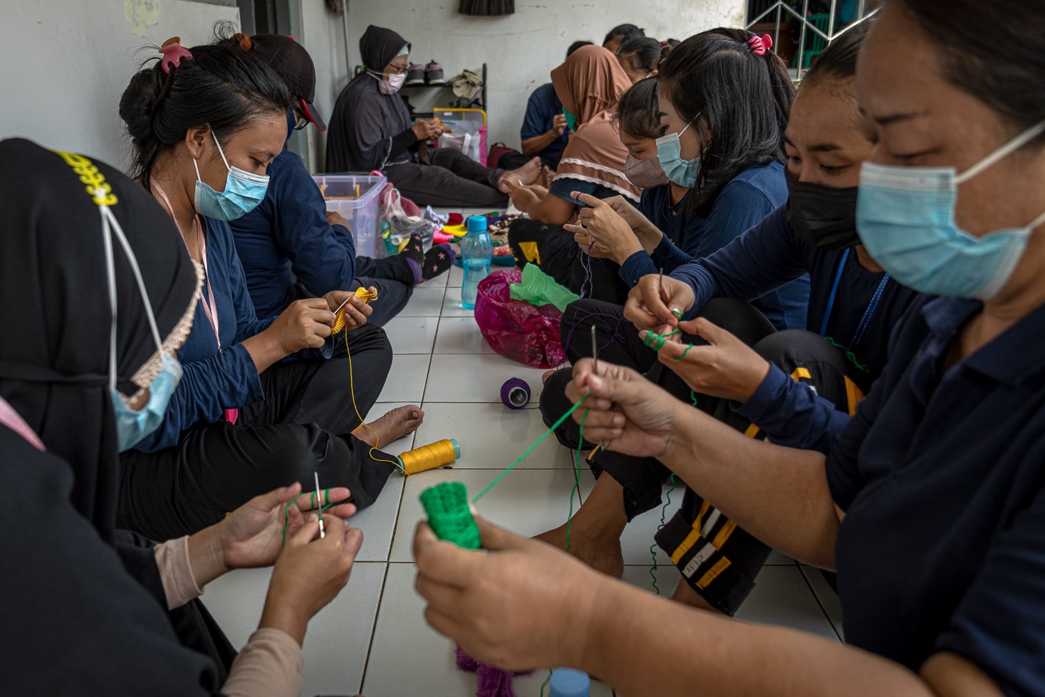 Sejumlah warga binaan menyelesaikan pembuatan tas rajut di bengkel kerja Lembaga Pemasyarakatan Perempuan (LPP) Kelas II-A Bulu, Semarang, Jawa Tengah.