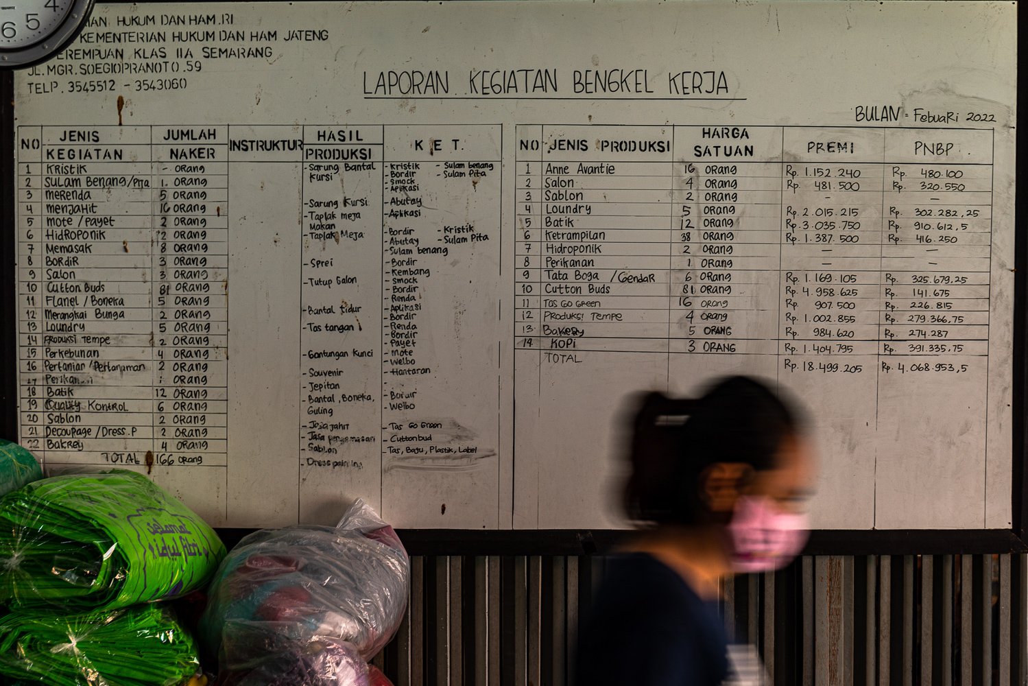 Warga binaan melintasi papan kegiatan bengkel kerja Lembaga Pemasyarakatan Perempuan (LPP) Kelas II-A Bulu, Semarang, Jawa Tengah.
