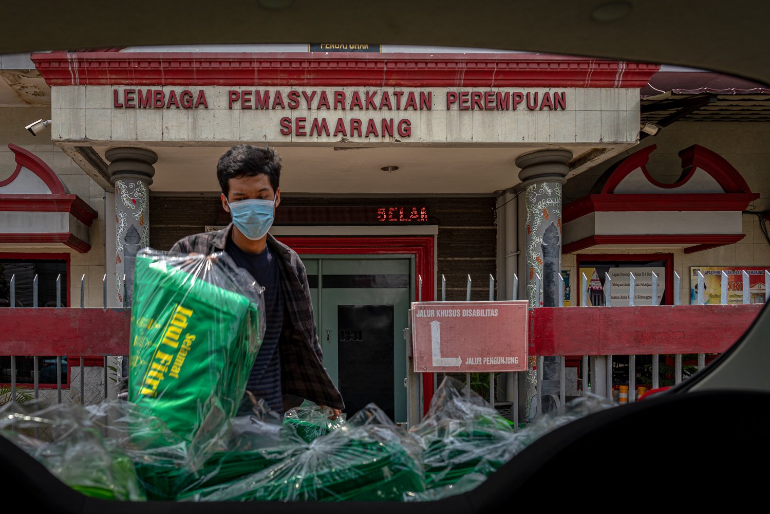 Seorang kurir mengambil tas ramah lingkungan hasil produksi warga binaan di bengkel kerja Lembaga Pemasyarakatan Perempuan (LPP) Kelas II-A Bulu, Semarang, Jawa Tengah.
