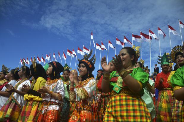 Sejumlah siswa bernyanyi dengan mengenakan pakaian adat usai mengikuti upacara di Anjungan Pantai Losari, Makassar, Sulawesi Selatan, Rabu (17/8/2022). Upacara bendera yang juga diikuti oleh siswa Sekolah Menengah Pertama (SMP) se-kota Makassar dengan menggunakan pakaian adat se-Nusantara tersebut dalam rangka memeriahkan peringatan HUT ke-77 Kemerdekaan Republik Indonesa .
