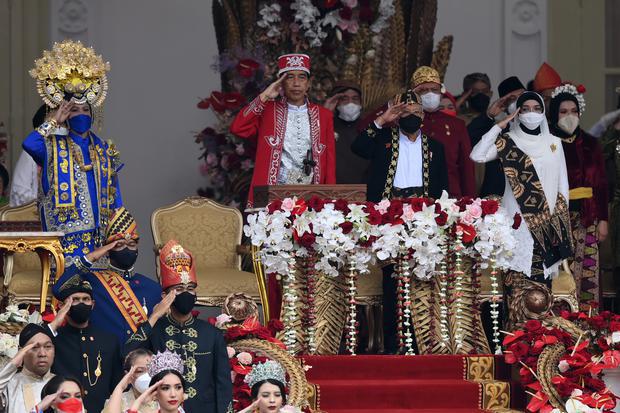 Presiden Joko Widodo (kedua kiri) selaku inspektur upacara didampingi Ibu Negara Iriana Joko Widodo (kiri) Wakil Presiden MaÕruf Amin (ketiga kanan) didampingi Wuri Estu Handayani (kedua kanan) memberikan hormat saat pengibaran bendera Merah Putih dalam Upacara Peringatan Detik-Detik Proklamasi Kemerdekaan ke-77 Republik Indonesia di Istana Merdeka, Jakarta, Rabu (17/8/2022). HUT ke-77 RI tersebut mengangkat tema Pulih Lebih Cepat, Bangkit Lebih Kuat.