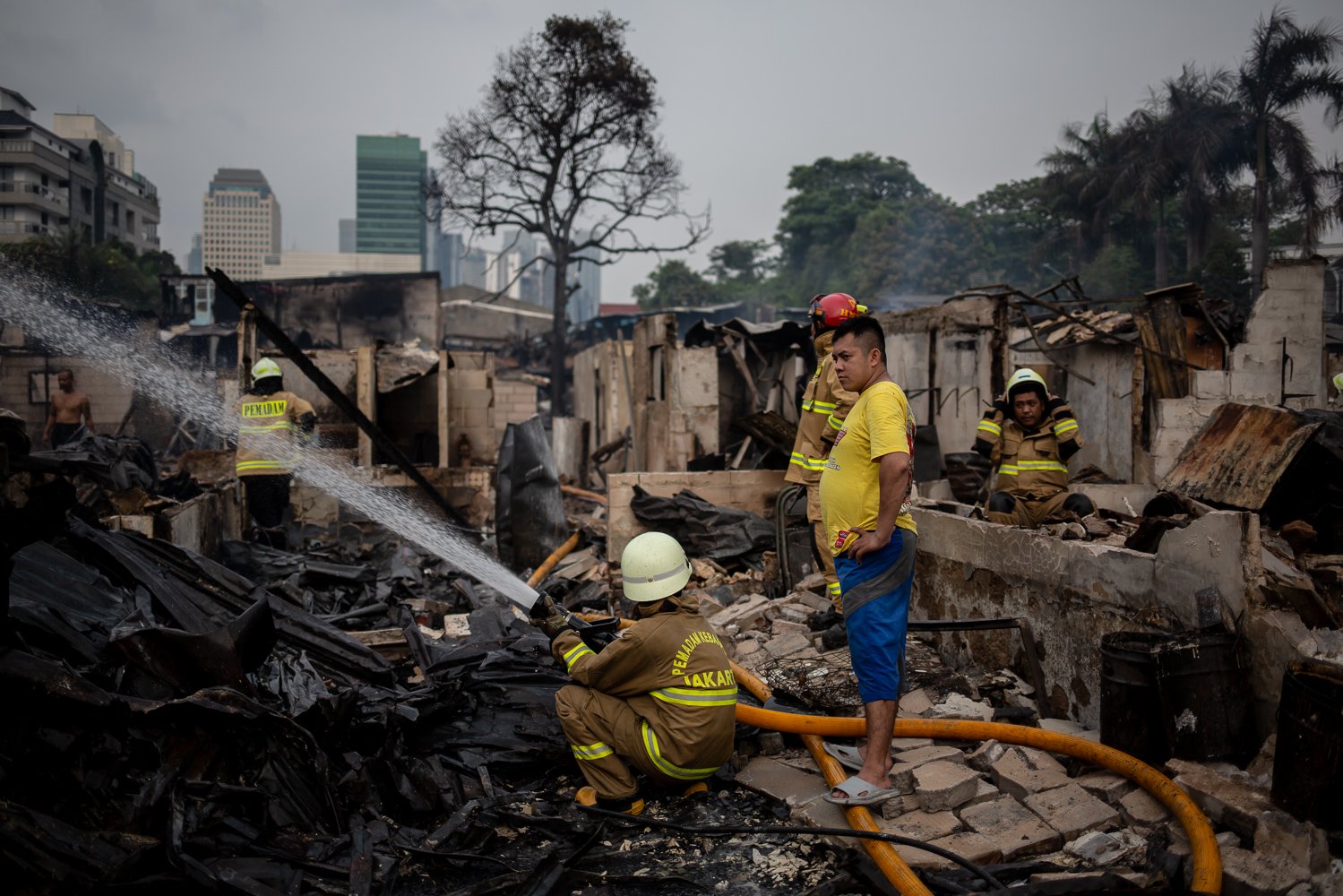 Suku Dinas Penanggulangan Kebakaran dan Penyelamatan (Gulkarmat) memadamkan kobaran api yang menghanguskan pemukiman padat penduduk di Jalan Simprug Golf II, Kecamatan Kebayoran Lama, Jakarta, Minggu (21/8). Akibat peristiwa tersebut 1 orang meninggal dunia diduga akibat kaget dan kelelahan. Selain itu, sebanyak 383 jiwa dari 164 KK harus mengungsi di tenda darurat.