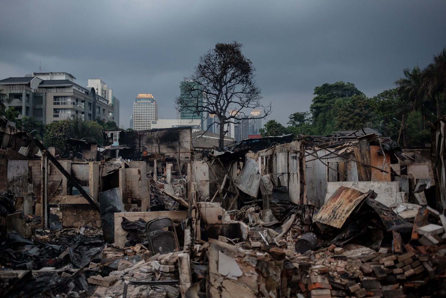 Reruntuhan bagunan rumah semi permanen yang hangus dilahap si jago merah di pemukiman padat penduduk di Jalan Simprug Golf II, Kecamatan Kebayoran Lama, Jakarta, Minggu (21/8). Akibat peristiwa tersebut 1 orang meninggal dunia diduga akibat kaget dan kelelahan. Selain itu, sebanyak 383 jiwa dari 164 KK harus mengungsi di tenda darurat.