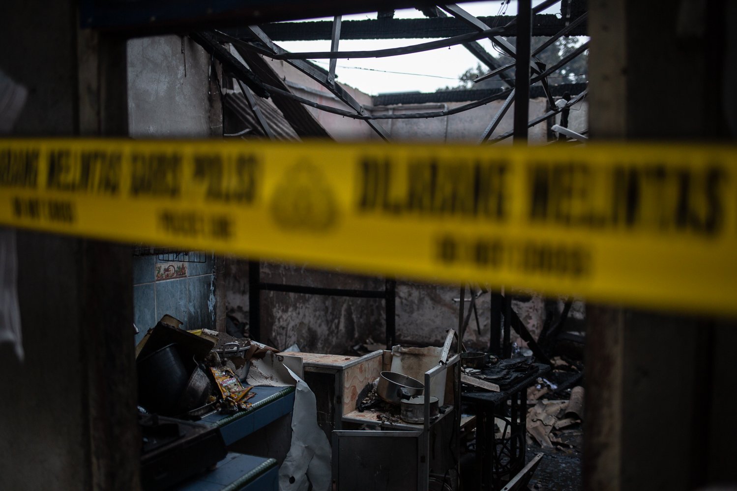 Reruntuhan bagunan rumah semi permanen yang hangus dilahap si jago merah diberi garis polisi di Jalan Simprug Golf II, Kecamatan Kebayoran Lama, Jakarta, Minggu (21/8). Akibat peristiwa tersebut 1 orang meninggal dunia diduga akibat kaget dan kelelahan. Selain itu, sebanyak 383 jiwa dari 164 KK harus mengungsi di tenda darurat.