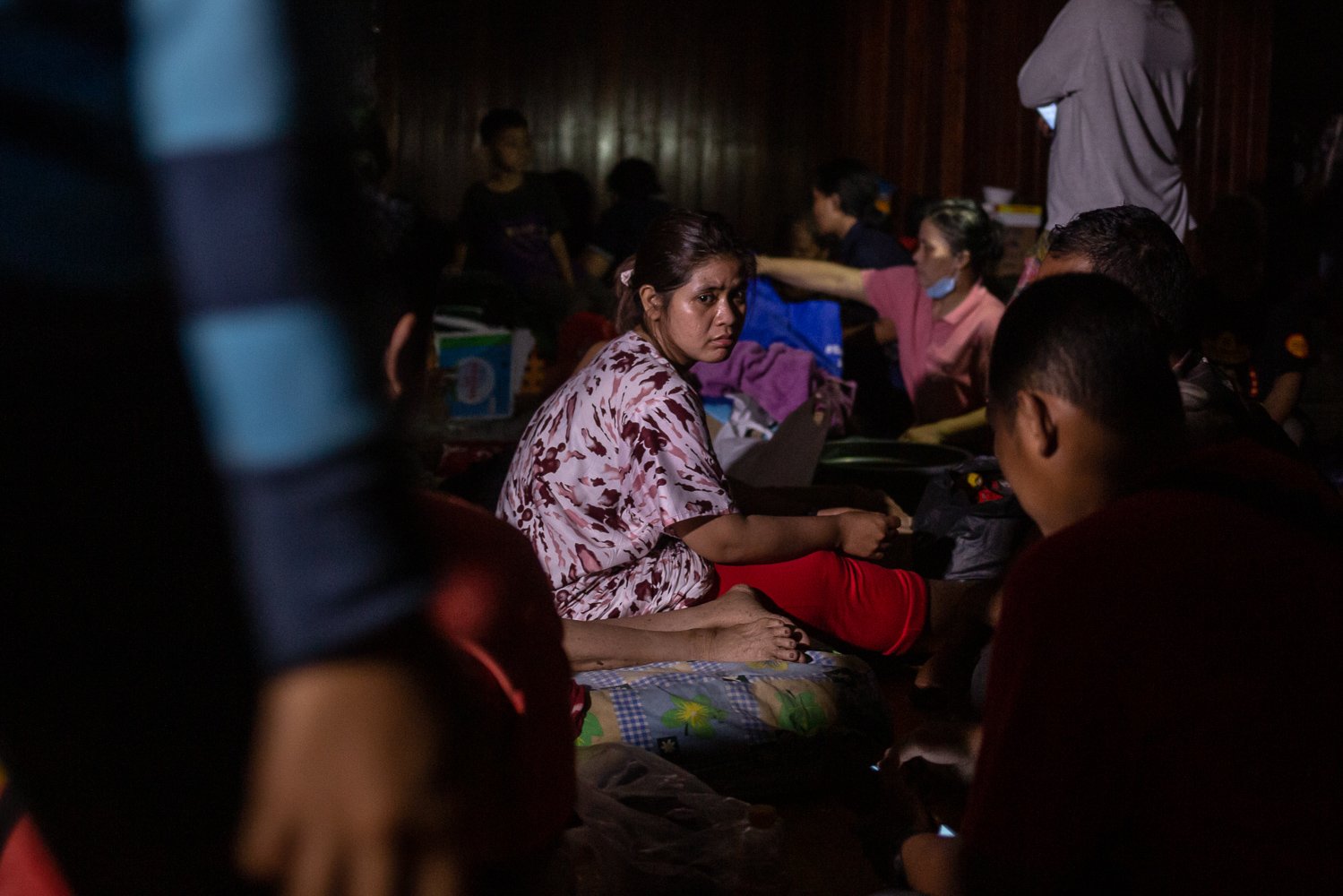 Warga terdampak kebakaran mengungsi di rumah pengungsian sementara di Jalan Simprug Golf II, Kebayoran Lama, Jakarta, Minggu (21/8). Akibat peristiwa tersebut 1 orang meninggal dunia diduga akibat kaget dan kelelahan. Selain itu, sebanyak 383 jiwa dari 164 KK harus mengungsi di tenda darurat.