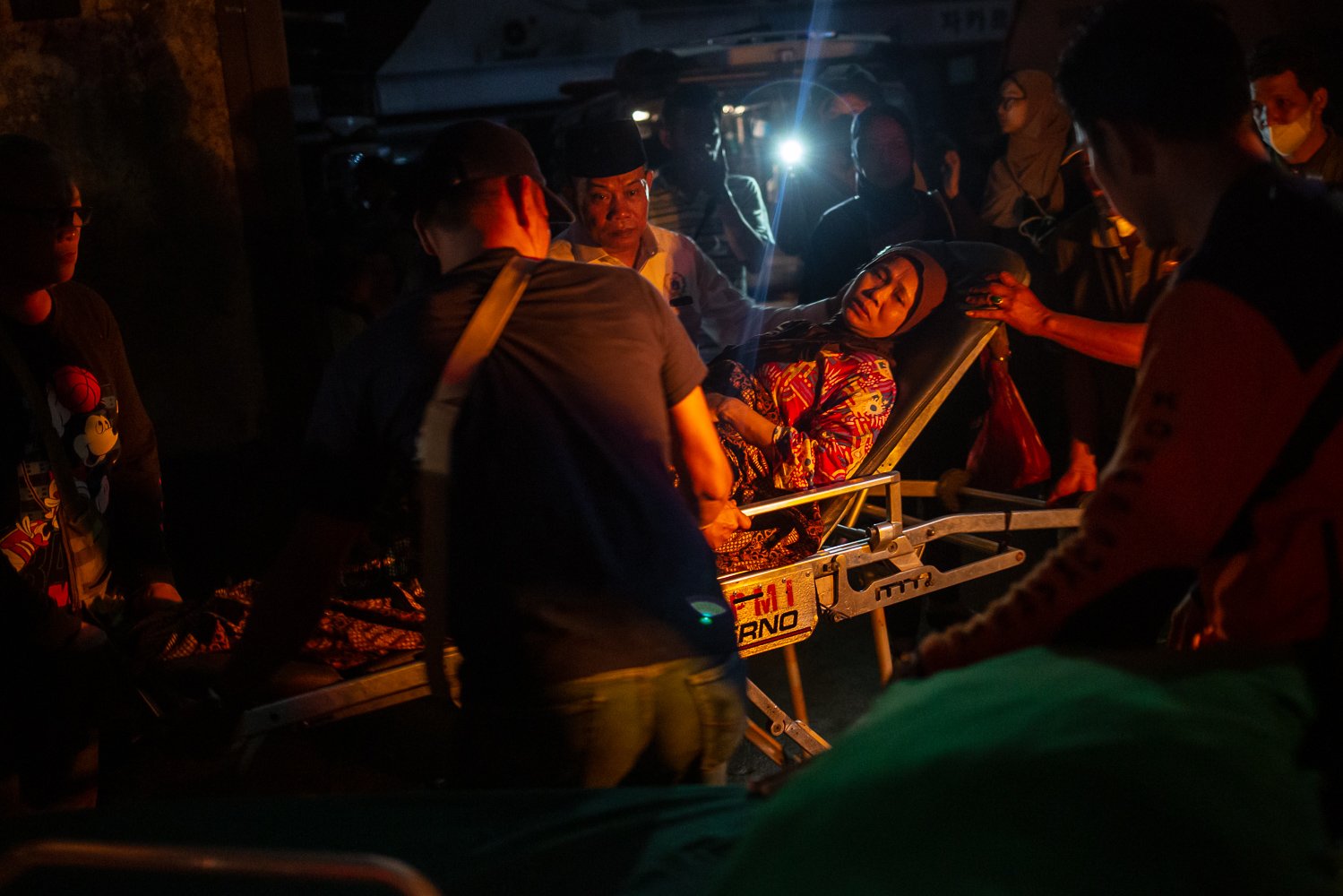 Warga mengevakuasi seorang lansia terdampak kebakaran di Jalan Simprug Golf II, Kebayoran Lama, Jakarta, Minggu (21/8). Akibat peristiwa tersebut 1 orang meninggal dunia diduga akibat kaget dan kelelahan. Selain itu, sebanyak 383 jiwa dari 164 KK harus mengungsi di tenda darurat.