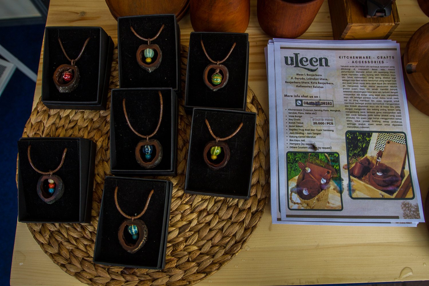 Kalung kemiri meratus yang menjadi salah satu produk unggulan kerajinan berbahan dasar kayu ulin dipajang di pameran Kampanye Gerakan Nasional Bangga Buatan Indonesia (Gernas BBI) di Taman Siring Nol KM, Banjarmasin, Kalimantan Selatan.