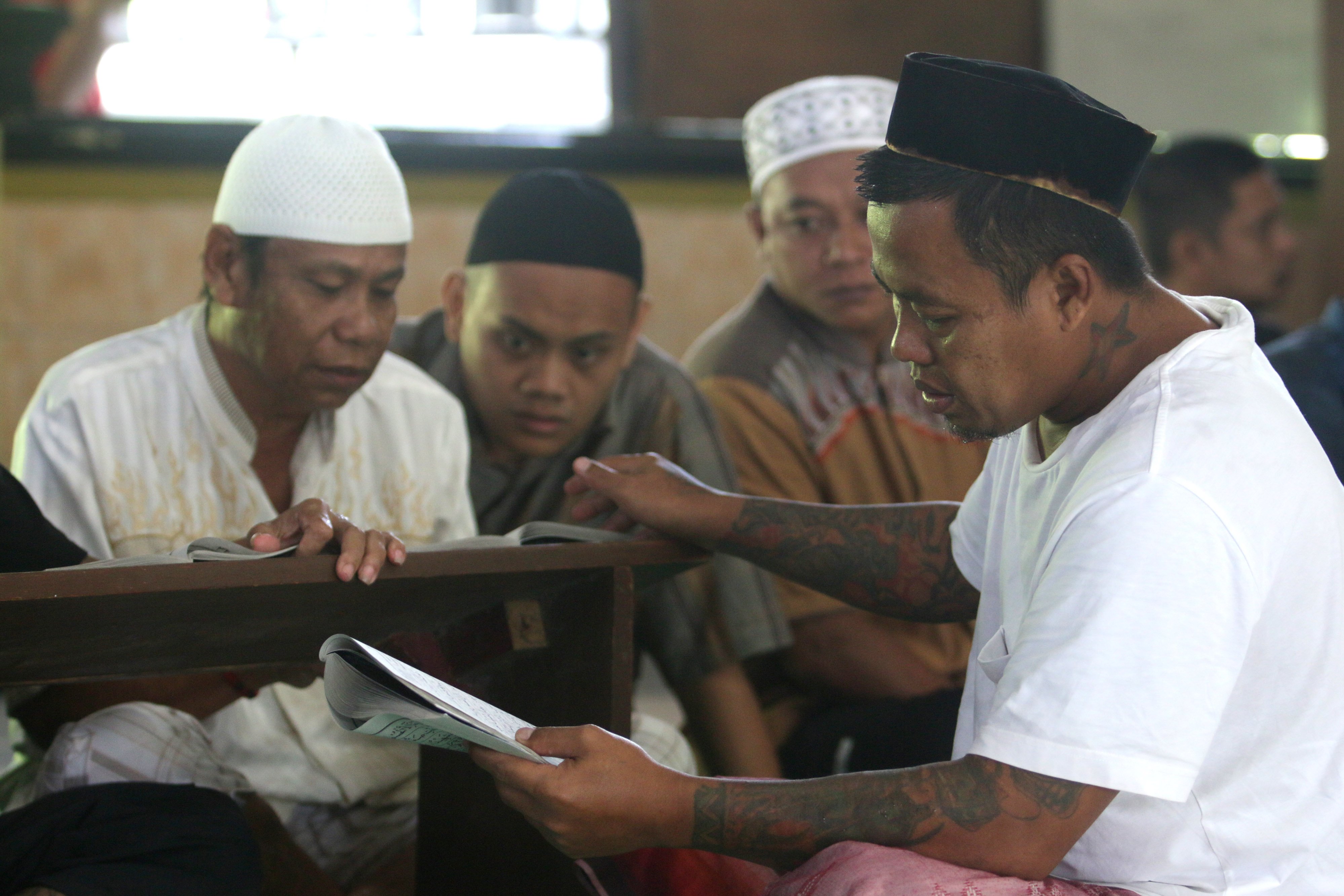 Warga Binaan Pemasyarakat (WBP) yang terdiri dari narapidana dan tahanan belajar membaca huruf hijaiyah di Masjid At-Taubah di dalam Lembaga Pemasyarakatan (Lapas) Kelas IIA, di Kota Gorontalo, Gorontalo.