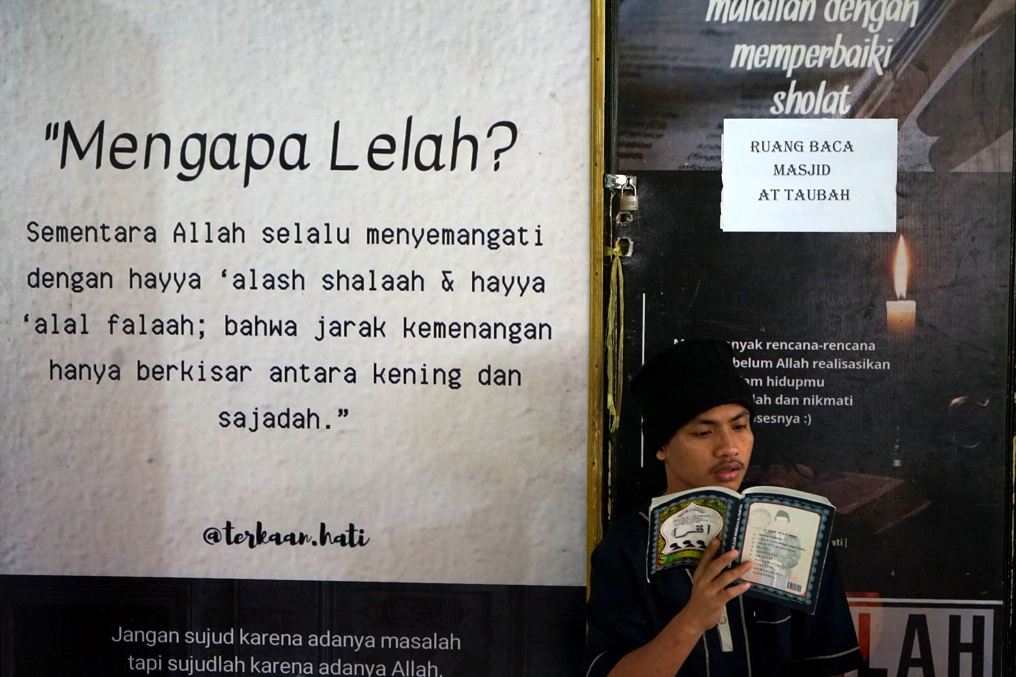 Seorang warga Binaan Pemasyarakat (WBP) yang terdiri dari narapidana dan tahanan membaca Iqra di Masjid At-Taubah di dalam Lembaga Pemasyarakatan (Lapas) Kelas IIA, di Kota Gorontalo, Gorontalo.