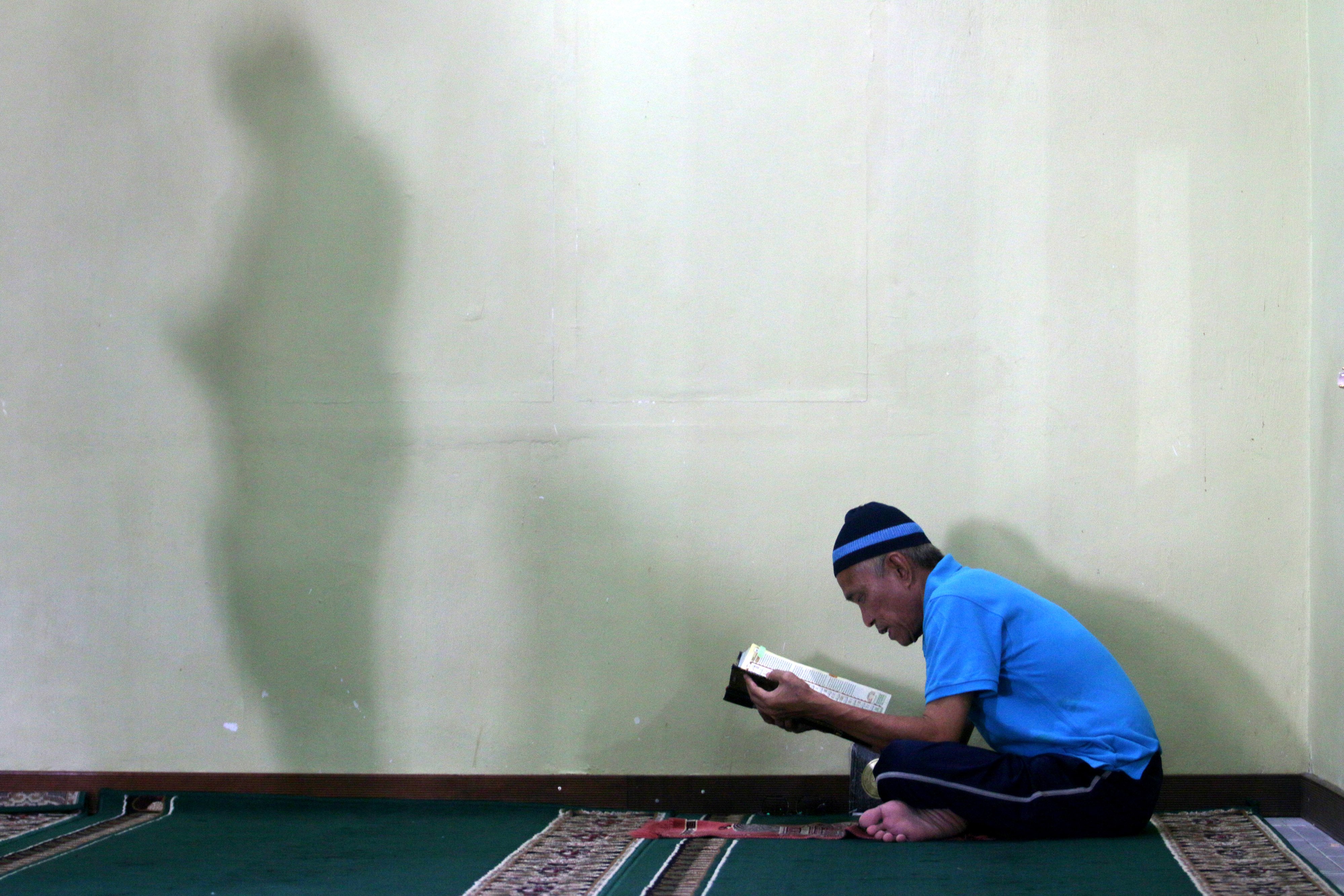 Seorang warga Binaan Pemasyarakat (WBP) yang terdiri dari narapidana dan tahanan membaca Al-quran di Masjid At-Taubah di dalam Lembaga Pemasyarakatan (Lapas) Kelas IIA, di Kota Gorontalo, Gorontalo.