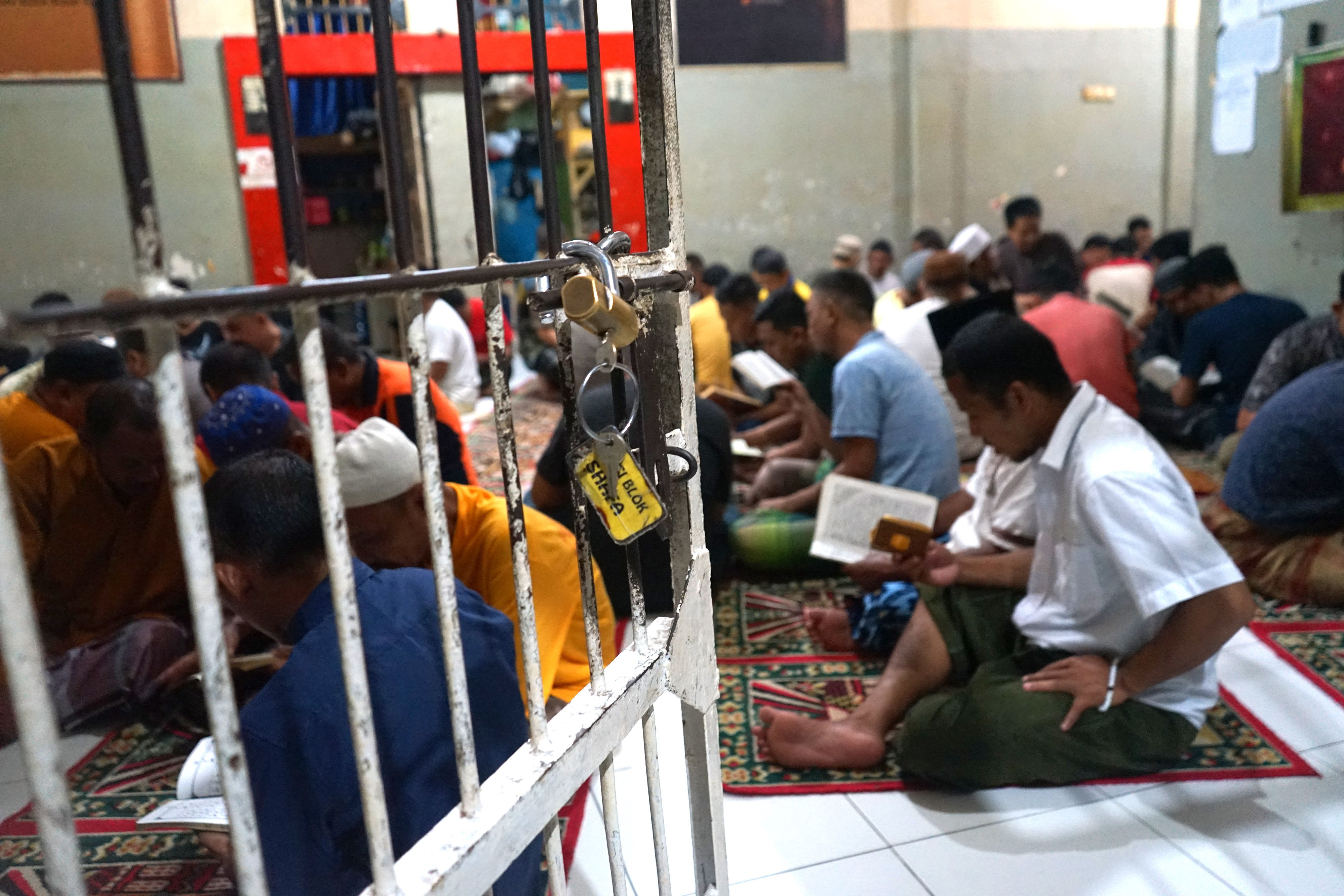 Sejumlah warga Binaan Pemasyarakat (WBP) yang terdiri dari narapidana dan tahanan belajar mengaji di Masjid At-Taubah di dalam Lembaga Pemasyarakatan (Lapas) Kelas IIA, di Kota Gorontalo, Gorontalo.