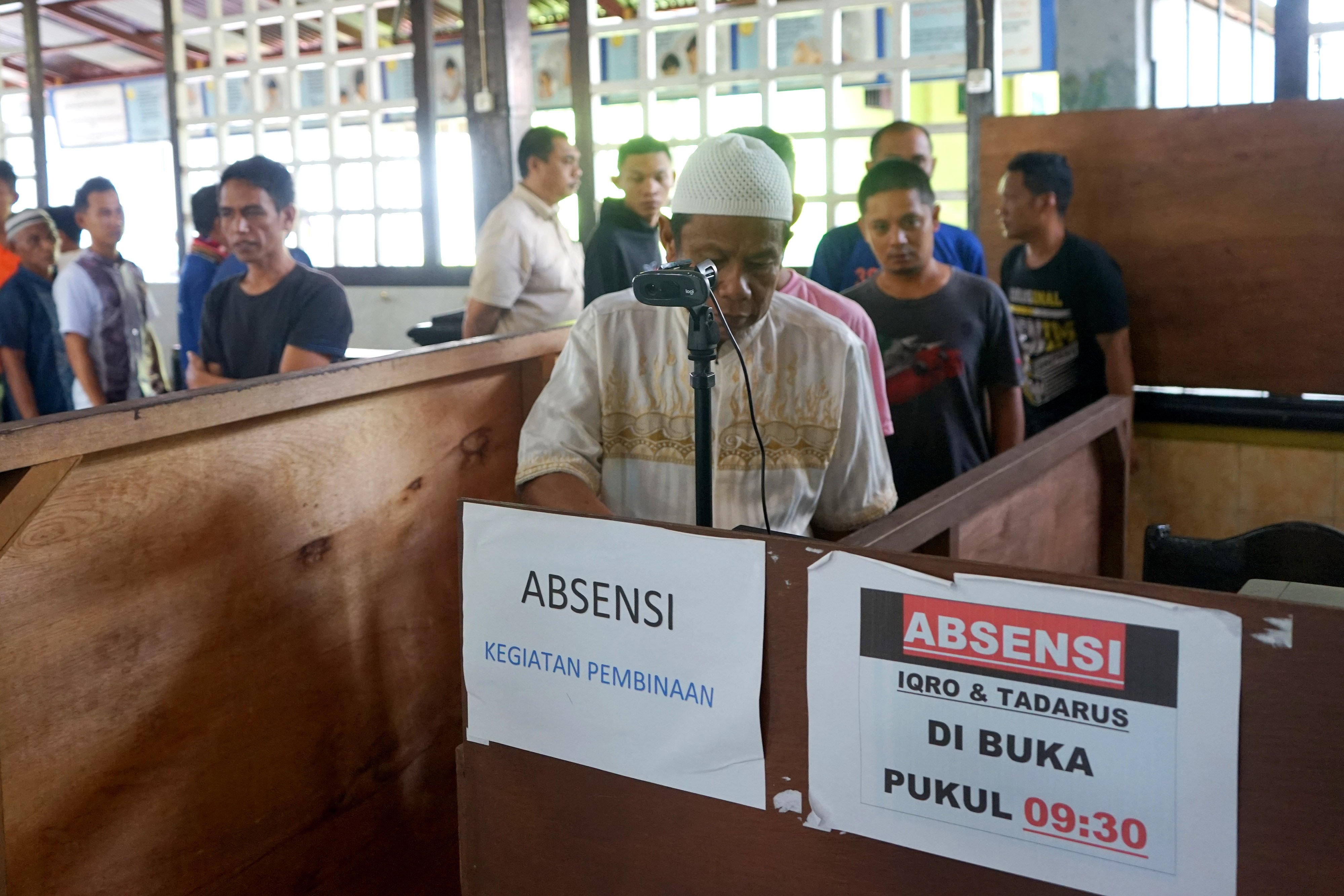 Sejumlah warga Binaan Pemasyarakat (WBP) yang terdiri dari narapidana dan tahanan belajar antre untuk mengisi absensi program pembinaan di Masjid At-Taubah di dalam Lembaga Pemasyarakatan (Lapas) Kelas IIA, di Kota Gorontalo, Gorontalo.