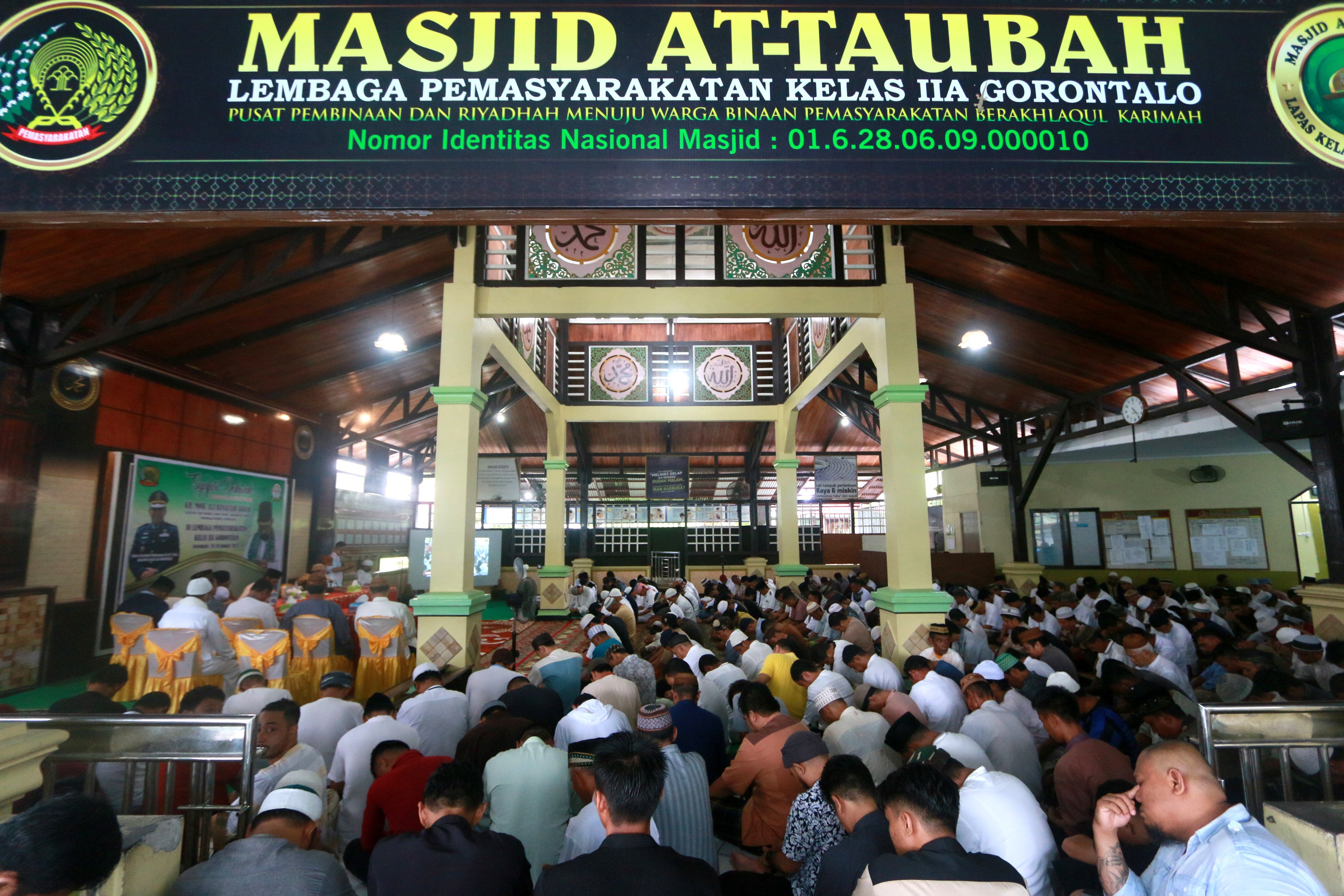 Sejumlah warga Binaan Pemasyarakat (WBP) yang terdiri dari narapidana dan tahanan belajar mengikuti legiatan ceramah agama di Masjid At-Taubah di dalam Lembaga Pemasyarakatan (Lapas) Kelas IIA, di Kota Gorontalo, Gorontalo.