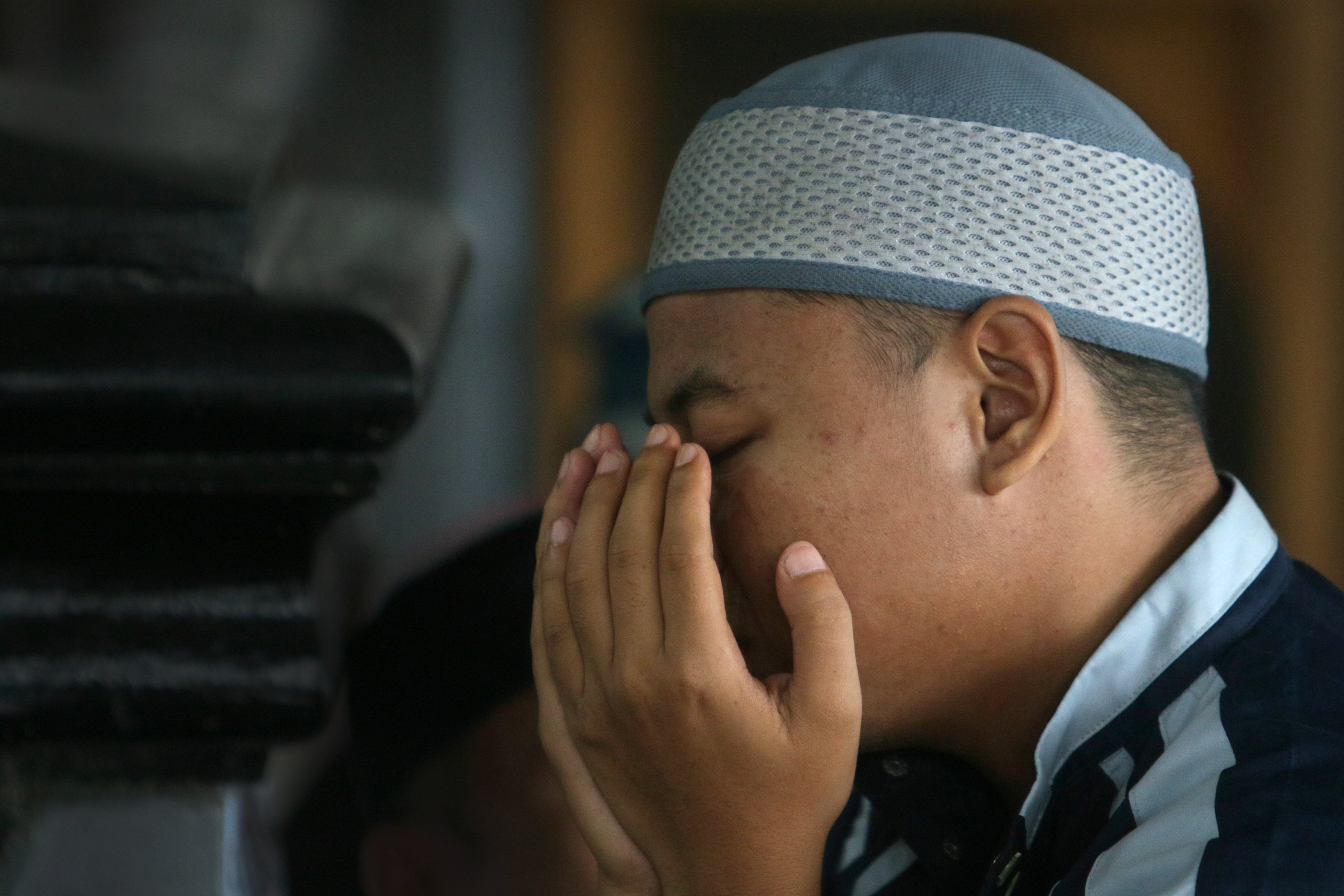 Seorang warga Binaan Pemasyarakat (WBP) yang terdiri dari narapidana dan tahanan berdoa di Masjid At-Taubah di dalam Lembaga Pemasyarakatan (Lapas) Kelas IIA, di Kota Gorontalo, Gorontalo.