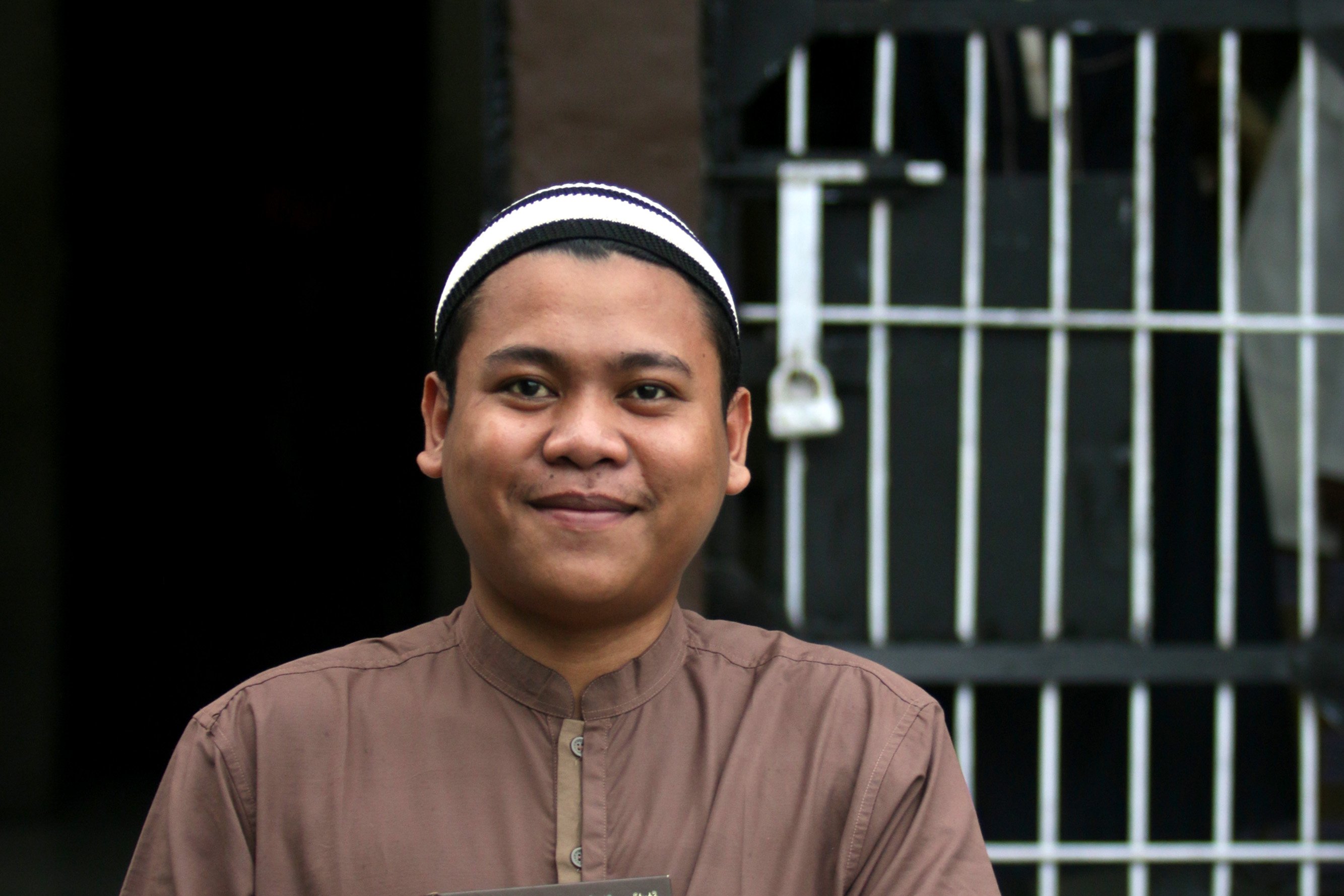 Seorang warga Binaan Pemasyarakat (WBP) yang terdiri dari narapidana dan tahanan memegang Al-quran usai mengaji di dalam blok hunian Lembaga Pemasyarakatan (Lapas) Kelas IIA, di Kota Gorontalo, Gorontalo.