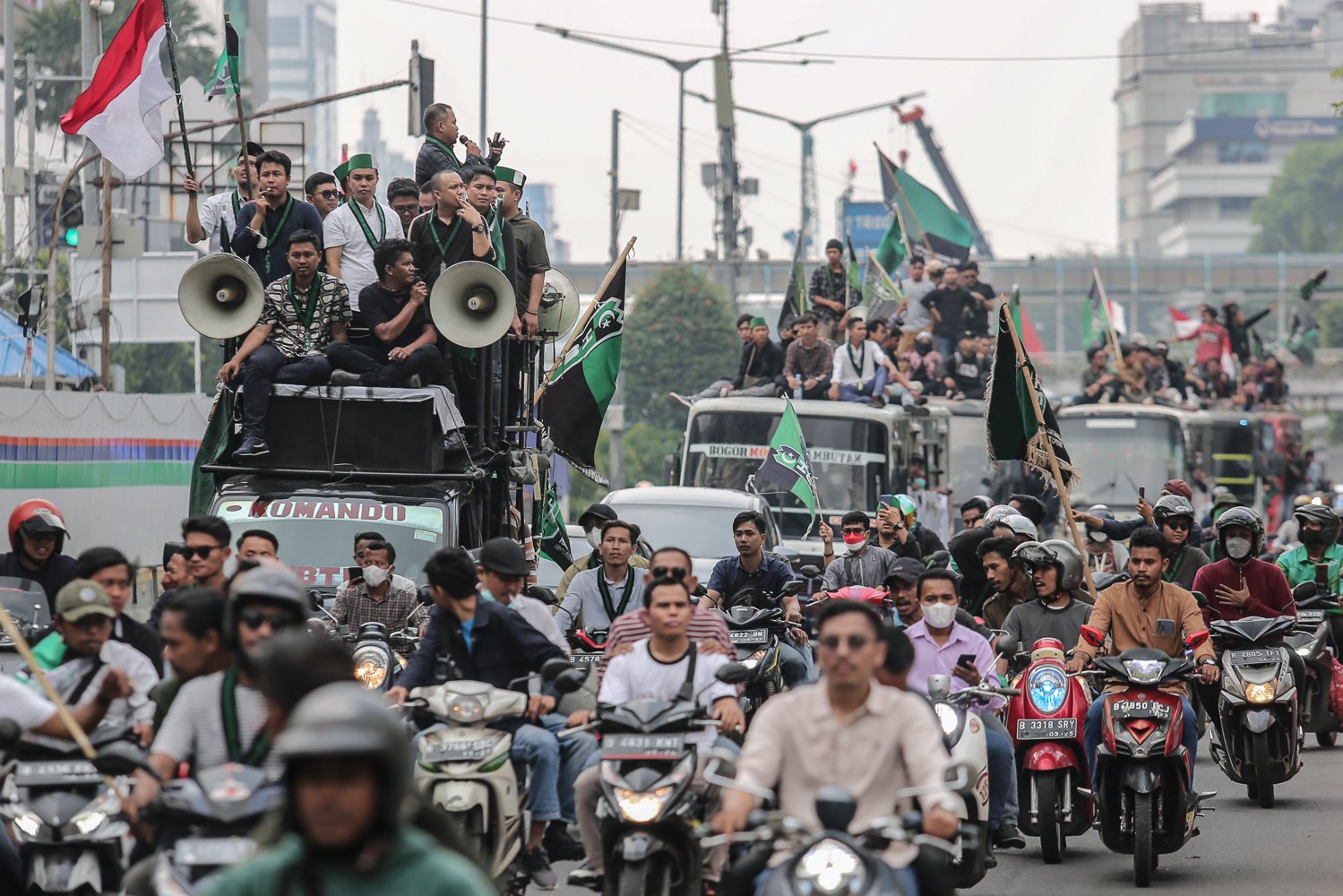 Sejumlah mahasiswa yang tergabung dalam Himpunan Mahasiswa Islam (HMI) melakukan konvoi saat unjuk rasa di kawasan Patung Kuda, Jakarta, Senin (29/8). Aksi demo itu untuk menolak rencana kenaikan harga Bahan Bakar Minyak (BBM).