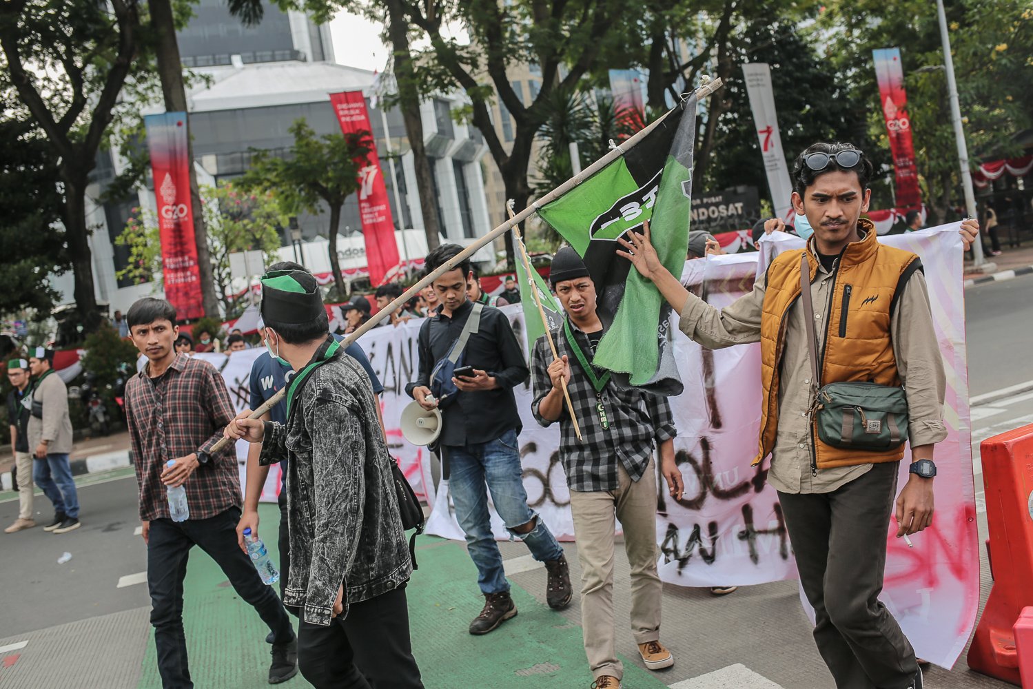 Sejumlah mahasiswa yang tergabung dalam Himpunan Mahasiswa Islam (HMI) melakukan unjuk rasa di kawasan Patung Kuda, Jakarta, Senin (29/8). Aksi demo itu untuk menolak rencana kenaikan harga Bahan Bakar Minyak (BBM).