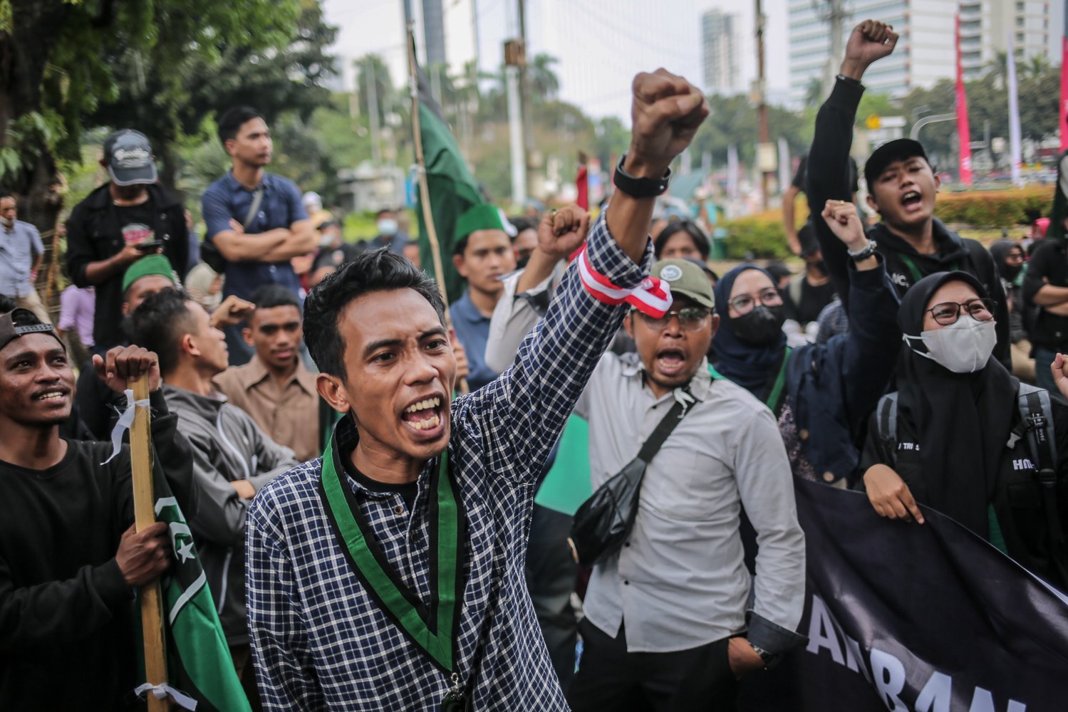 Sejumlah mahasiswa yang tergabung dalam Himpunan Mahasiswa Islam (HMI) melakukan unjuk rasa di kawasan Patung Kuda, Jakarta, Senin (29/8). Aksi demo itu untuk menolak rencana kenaikan harga Bahan Bakar Minyak (BBM).