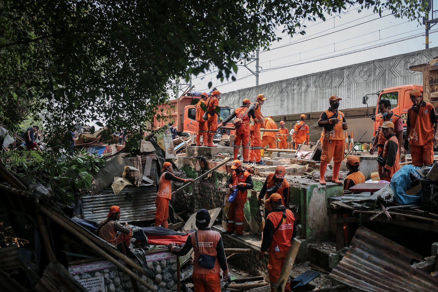Sejumlah petugas gabungan membongkar bangunan lokalisasi Gunung Antang di Matraman, Jakarta Timur, Selasa (30/8). Sebanyak 120 bangunan liar dibongkar di lahan seluas 2.500 meter persegi milik PT KAI dan selanjutnya akan dijadikan Ruang Terbuka Hijau (RTH).