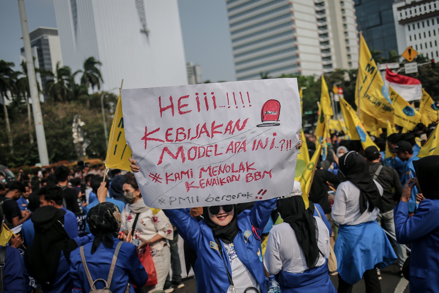 Mahasiswa yang tergabung dalam Pergerakan Mahasiswa Islam Indonesia (PMII) membentangkan poster saat mengikuti aksi unjuk rasa di kawasan Patung Kuda, Jakarta, Senin (5/9). Dalam aksinya, mereka menolak keputusan pemerintah menaikkan harga Bahan Bakar Minyak (BBM) bersubsidi dan menghimbau pemerintah untuk meninjau ulang keputusan tersebut.