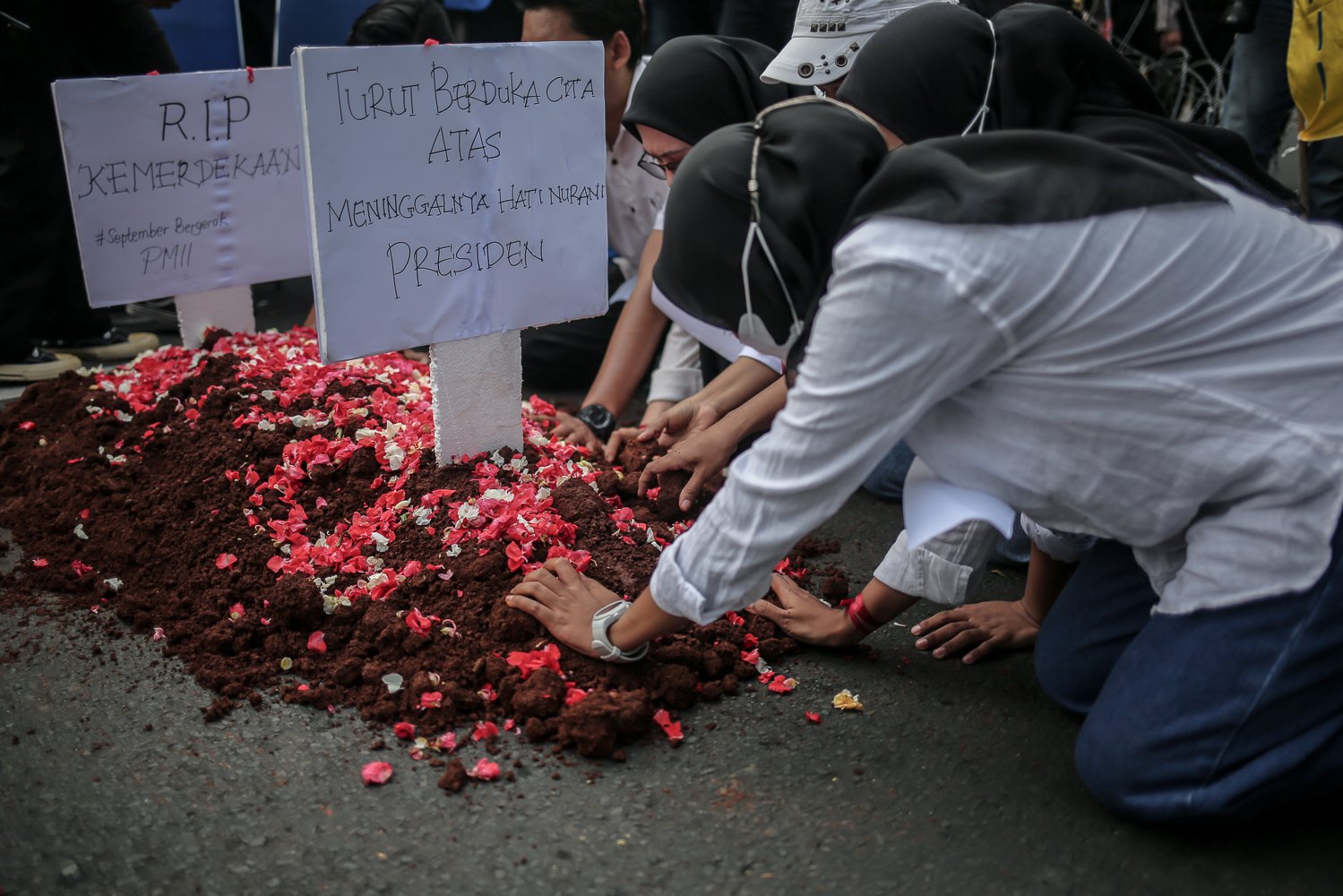 Mahasiswa yang tergabung dalam Pergerakan Mahasiswa Islam Indonesia (PMII) melkukan aksi teatrikal saat mengikuti aksi unjuk rasa di kawasan Patung Kuda, Jakarta, Senin (5/9). Dalam aksinya, mereka menolak keputusan pemerintah menaikkan harga Bahan Bakar Minyak (BBM) bersubsidi dan menghimbau pemerintah untuk meninjau ulang keputusan tersebut.