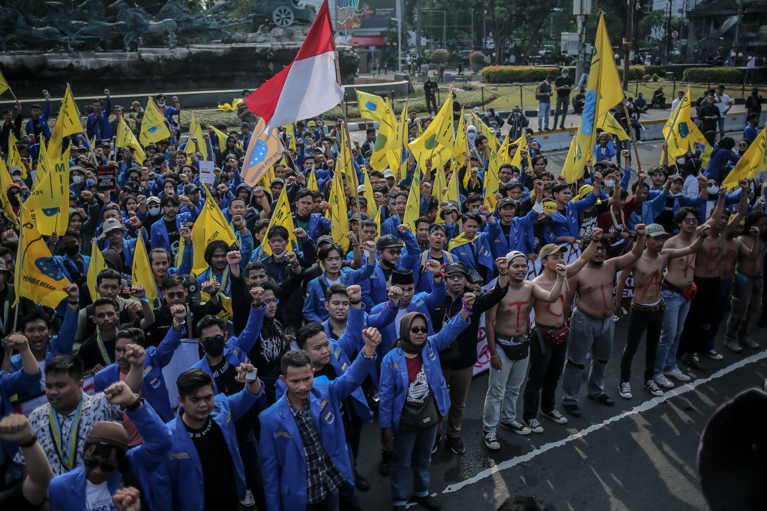 Mahasiswa yang tergabung dalam Pergerakan Mahasiswa Islam Indonesia (PMII) membakar ban saat menggelar aksi unjuk rasa di kawasan Patung Kuda, Jakarta, Senin (5/9). Dalam aksinya, mereka menolak keputusan pemerintah menaikkan harga Bahan Bakar Minyak (BBM) bersubsidi dan menghimbau pemerintah untuk meninjau ulang keputusan tersebut.