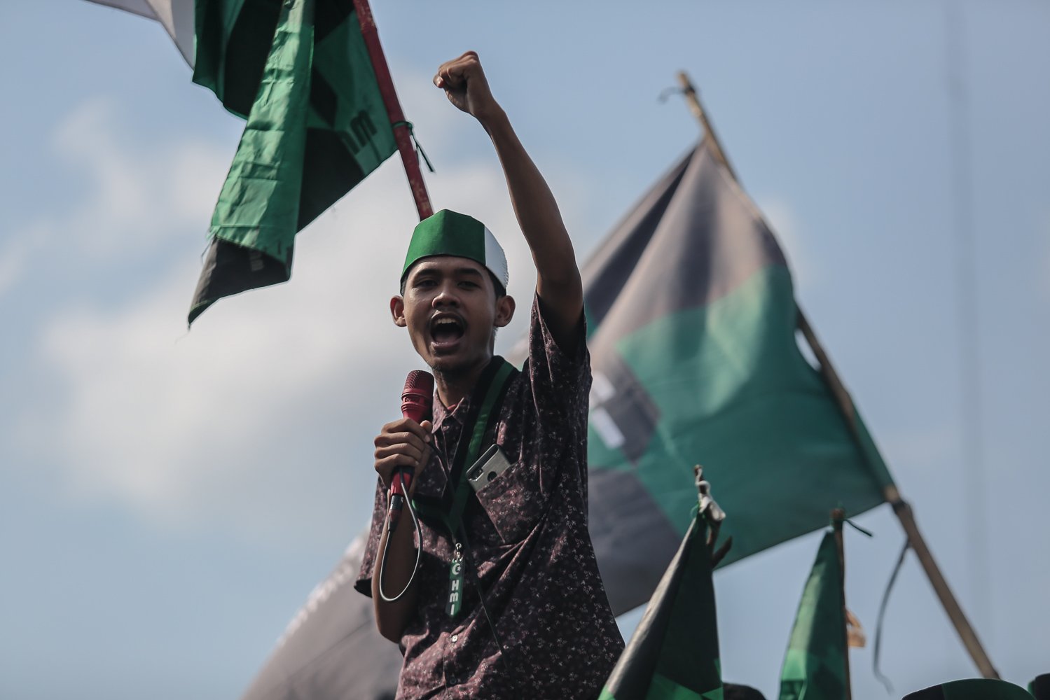 Mahasiswa yang tergabung dalam Himpunan Mahasiswa Islam (HMI) menggelar aksi unjuk rasa di depan Komplek Parlemen, Jakarta, Selasa (6/9). Dalam aksinya, mereka menolak keputusan pemerintah menaikkan harga Bahan Bakar Minyak (BBM) bersubsidi dan menghimbau pemerintah untuk meninjau ulang keputusan tersebut.