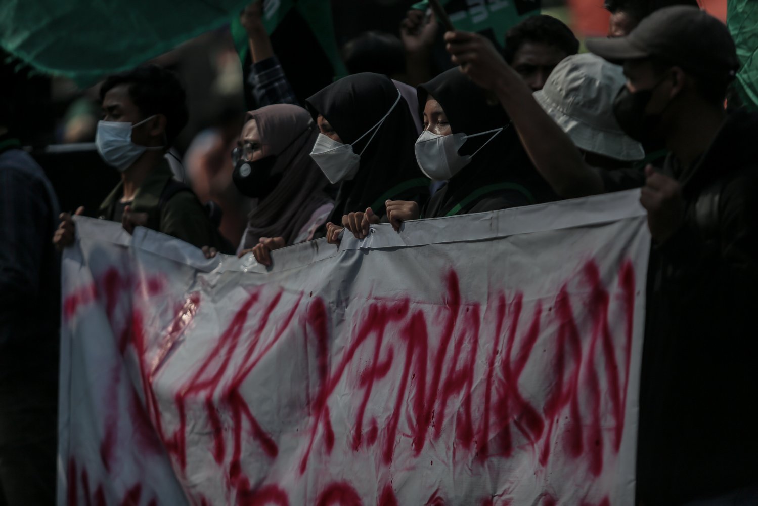 Mahasiswa yang tergabung dalam Himpunan Mahasiswa Islam (HMI) menggelar aksi unjuk rasa di depan Komplek Parlemen, Jakarta, Selasa (6/9). Dalam aksinya, mereka menolak keputusan pemerintah menaikkan harga Bahan Bakar Minyak (BBM) bersubsidi dan menghimbau pemerintah untuk meninjau ulang keputusan tersebut.