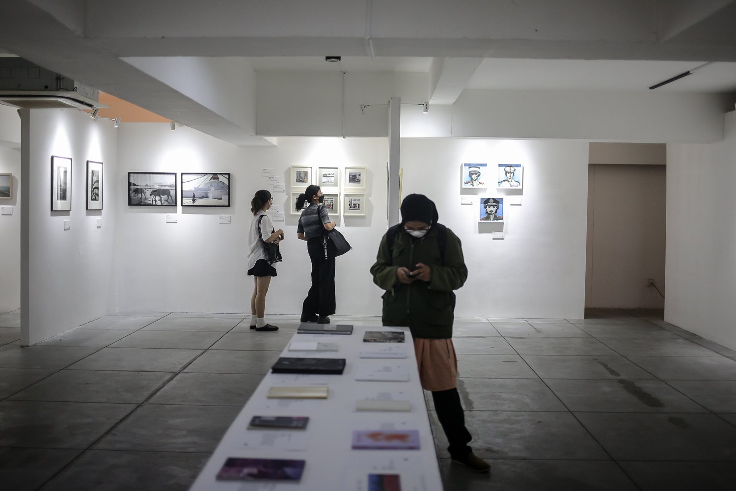 Pengunjung melihat karya fotografi yang dipamerkan dalam Jakarta International Photo Festival (JIPFest) 2022 di Soup N Film, Jakarta, Jumat (9/9). JIPFest 2022 menghadirkan kurang lebih 50 tokoh fotografi dari sembilan negara yang akan mengisi 53 acara dan berlangsung pada 9-25 September 2022 di lima lokasi area Blok M, Jakarta Selatan.