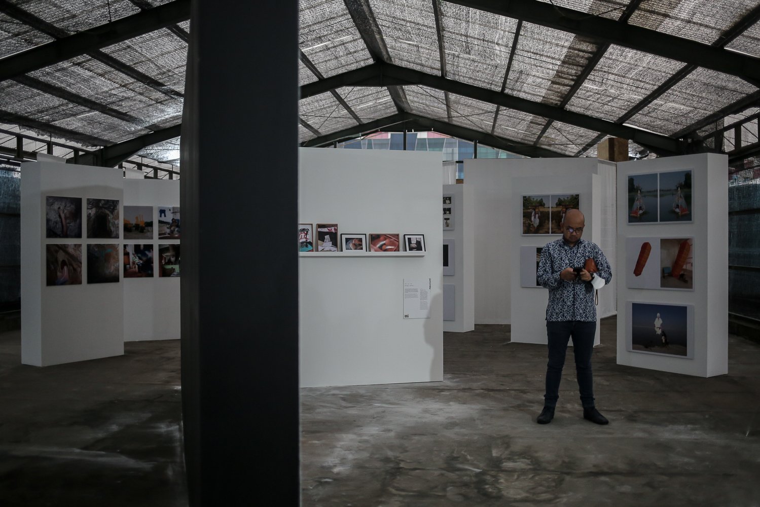Pengunjung melihat karya fotografi yang dipamerkan dalam Jakarta International Photo Festival (JIPFest) 2022 di Rooftop Soup N Film, Jakarta, Jumat (9/9). JIPFest 2022 menghadirkan kurang lebih 50 tokoh fotografi dari sembilan negara yang akan mengisi 53 acara dan berlangsung pada 9-25 September 2022 di lima lokasi area Blok M, Jakarta Selatan.
