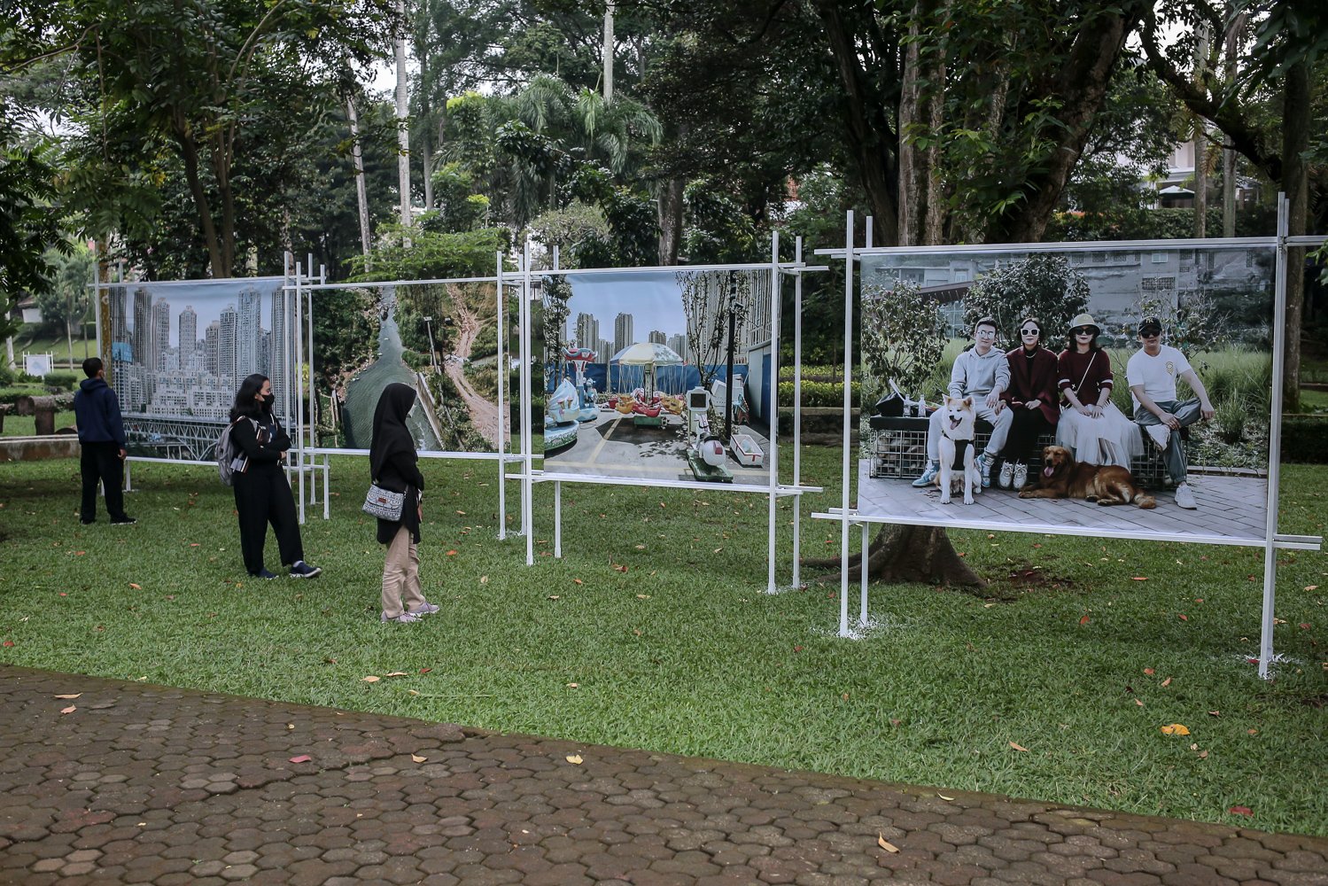 Pengunjung melihat karya fotografi yang dipamerkan dalam Jakarta International Photo Festival (JIPFest) 2022 di Taman Langsat, Jakarta, Jumat (9/9). JIPFest 2022 tersebut menghadirkan kurang lebih 50 tokoh fotografi dari sembilan negara yang akan mengisi 53 acara dan berlangsung pada 9-25 September 2022 di lima lokasi area Blok M, Jakarta Selatan.