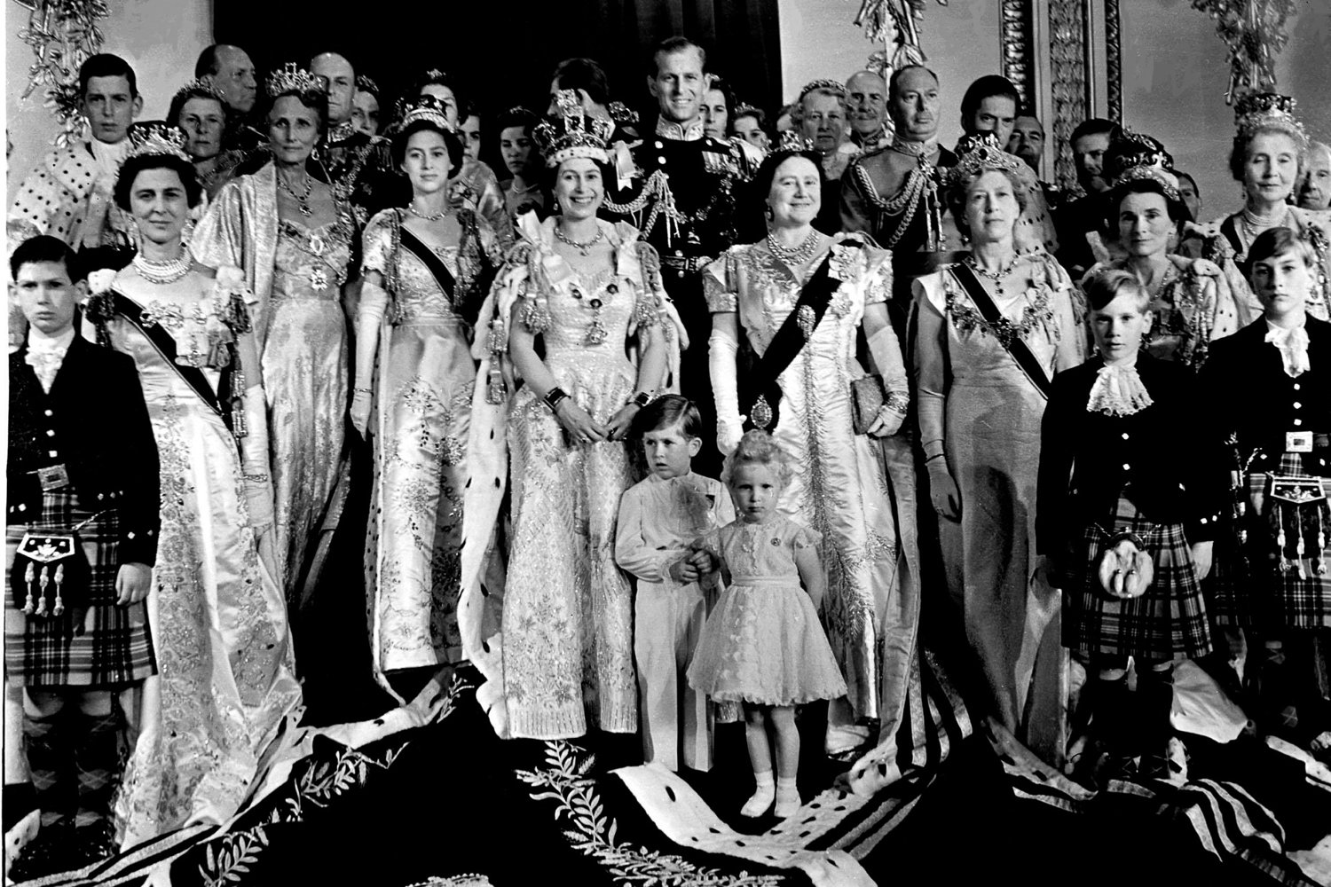 The Coronation Bouquet dipersembahkan kepada Ratu oleh Worshipful Company Gardeners untuk dibawa bersamanya dalam perjalanan ke Westminster Abbey. 