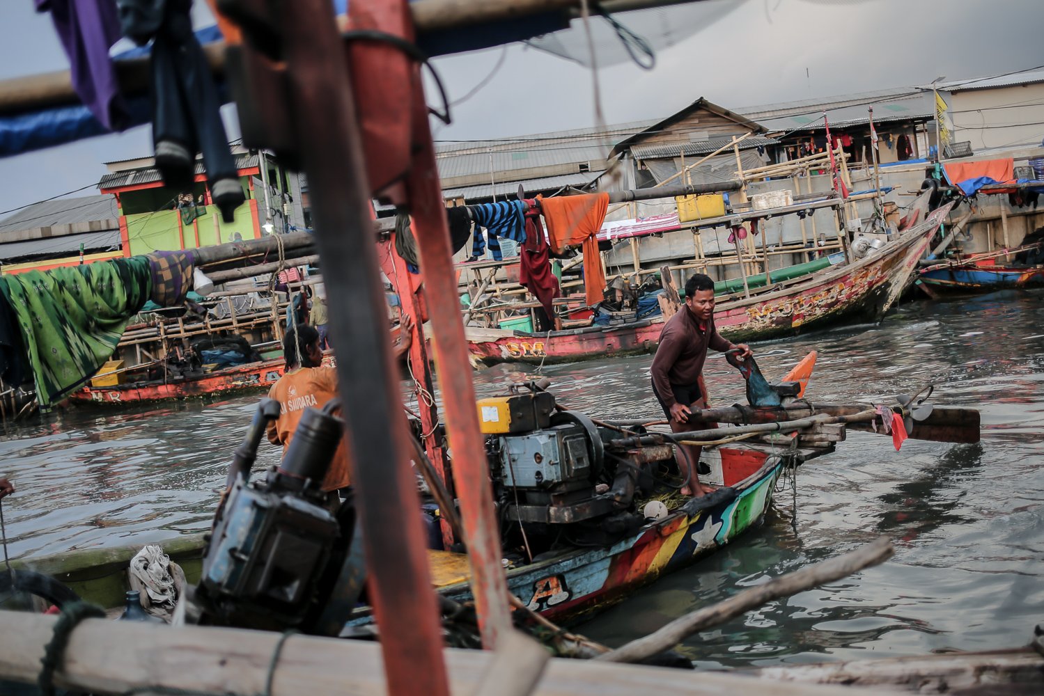 Nelayan menyandarkan perahu di Kampung Nelayan Kalibaru, Cilincing, Jakarta, Jumat (9/9). Para nelayan asal Cirebon yang mayoritas merupakan pencari, rajungan, ikan dan cumi-cumi tersebut keluhkan kebijakan pemerintah menaikkan harga bahan bakar minyak (BBM) bersubsidi, lantaran biaya operasional untuk melaut membengkak, sementara hasil tangkapan tidak pasti dan harga jual saat ini sedang menurun.
