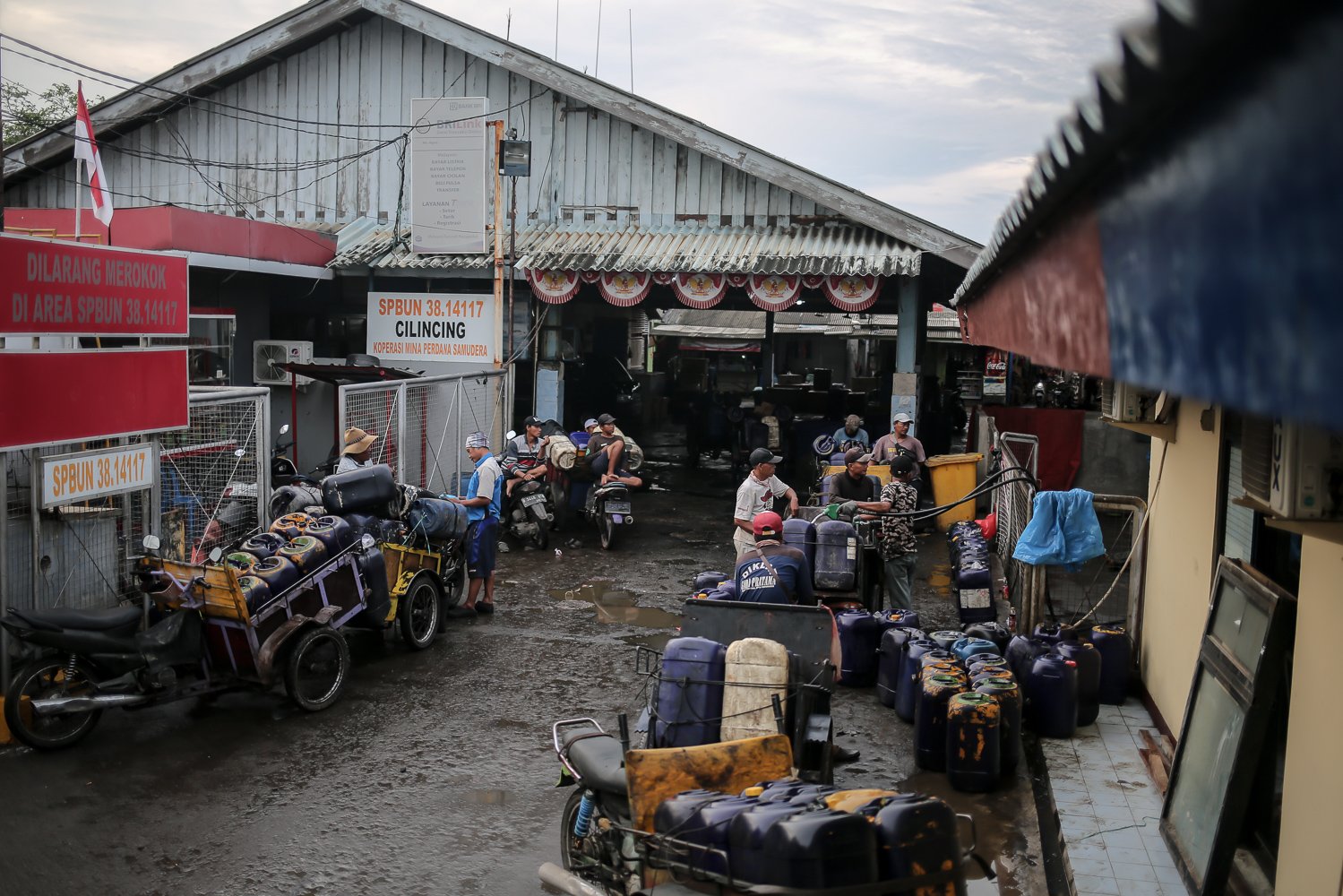 Suasana antrean pengisian bahan bakar di SPBU Kampung Nelayan Kalibaru, Cilincing, Jakarta, Jumat (9/9). Sejak pemerintah menaikkan harga bahan bakar minyak (BBM) bersubsidi, permintaan nelayan menyewa becak untuk mengisi bahan bakar solar meningkat, lantaran biaya operasional membengkak apabila menggunakan perahu.