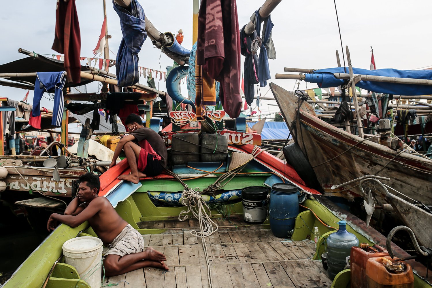 Nelayan beristirahat diatas perahu di Kalibaru, Cilincing, Jakarta, Jumat (9/9). Para nelayan asal Cirebon yang mayoritas merupakan pencari, rajungan, ikan dan cumi-cumi tersebut keluhkan kebijakan pemerintah menaikkan harga bahan bakar minyak (BBM) bersubsidi, lantaran biaya operasional untuk melaut membengkak, sementara hasil tangkapan tidak pasti dan harga jual saat ini sedang menurun.