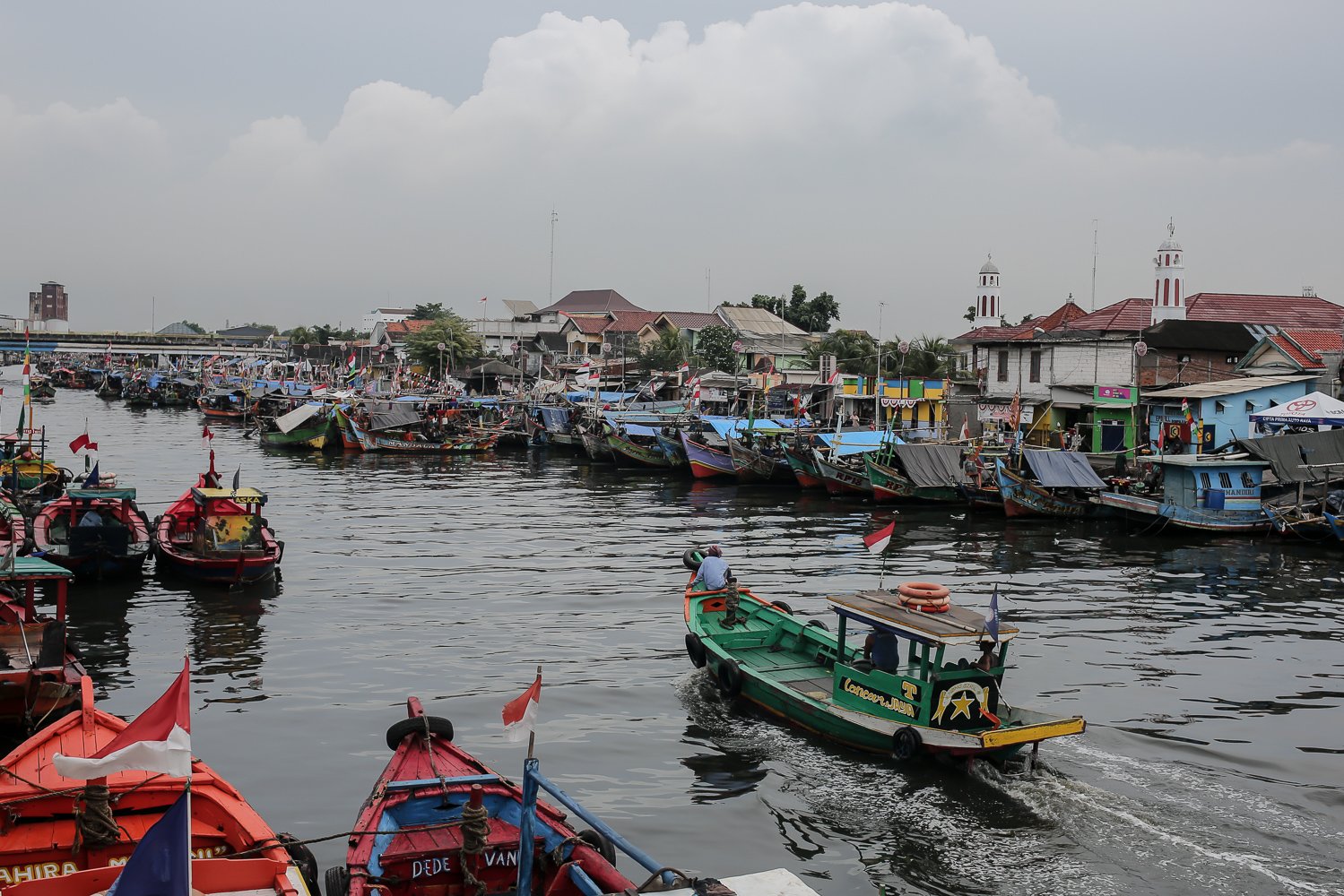 Perahu-perahu milik nelayan bersandar di Kampung Nelayan Kalibaru, Cilincing, Jakarta, Jumat (9/9). Para nelayan asal Cirebon yang mayoritas merupakan pencari, rajungan, ikan dan cumi-cumi tersebut keluhkan kebijakan pemerintah menaikkan harga bahan bakar minyak (BBM) bersubsidi, lantaran biaya operasional untuk melaut membengkak, sementara hasil tangkapan tidak pasti dan harga jual saat ini sedang menurun.