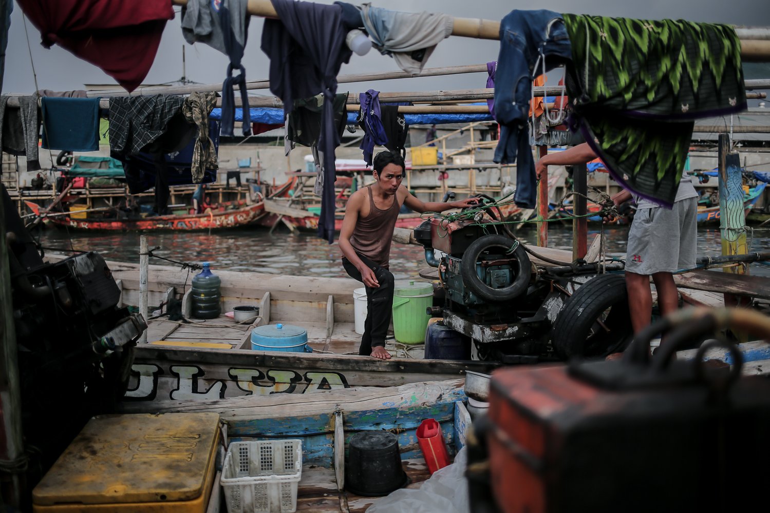 Nelayan beraktivitas diatas perahu di Kalibaru, Cilincing, Jakarta, Jumat (9/9). Para nelayan asal Cirebon yang mayoritas merupakan pencari, rajungan, ikan dan cumi-cumi tersebut keluhkan kebijakan pemerintah menaikkan harga bahan bakar minyak (BBM) bersubsidi, lantaran biaya operasional untuk melaut membengkak, sementara hasil tangkapan tidak pasti dan harga jual saat ini sedang menurun.