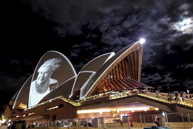Sydney Opera House dihiasi foto Ratu Elizabeth II saat pemutaran video mapping di Bennelong Point, Sydney, New South Wales, Australia, Sabtu (10/9/2022). Pertunjukkan video mapping tersebut sebagai bentuk penghormatan atas wafatnya Ratu Elizabeth II pada Kamis (8/9) malam di Istana Balmoral, Skotlandia dalam usia 96 tahun.