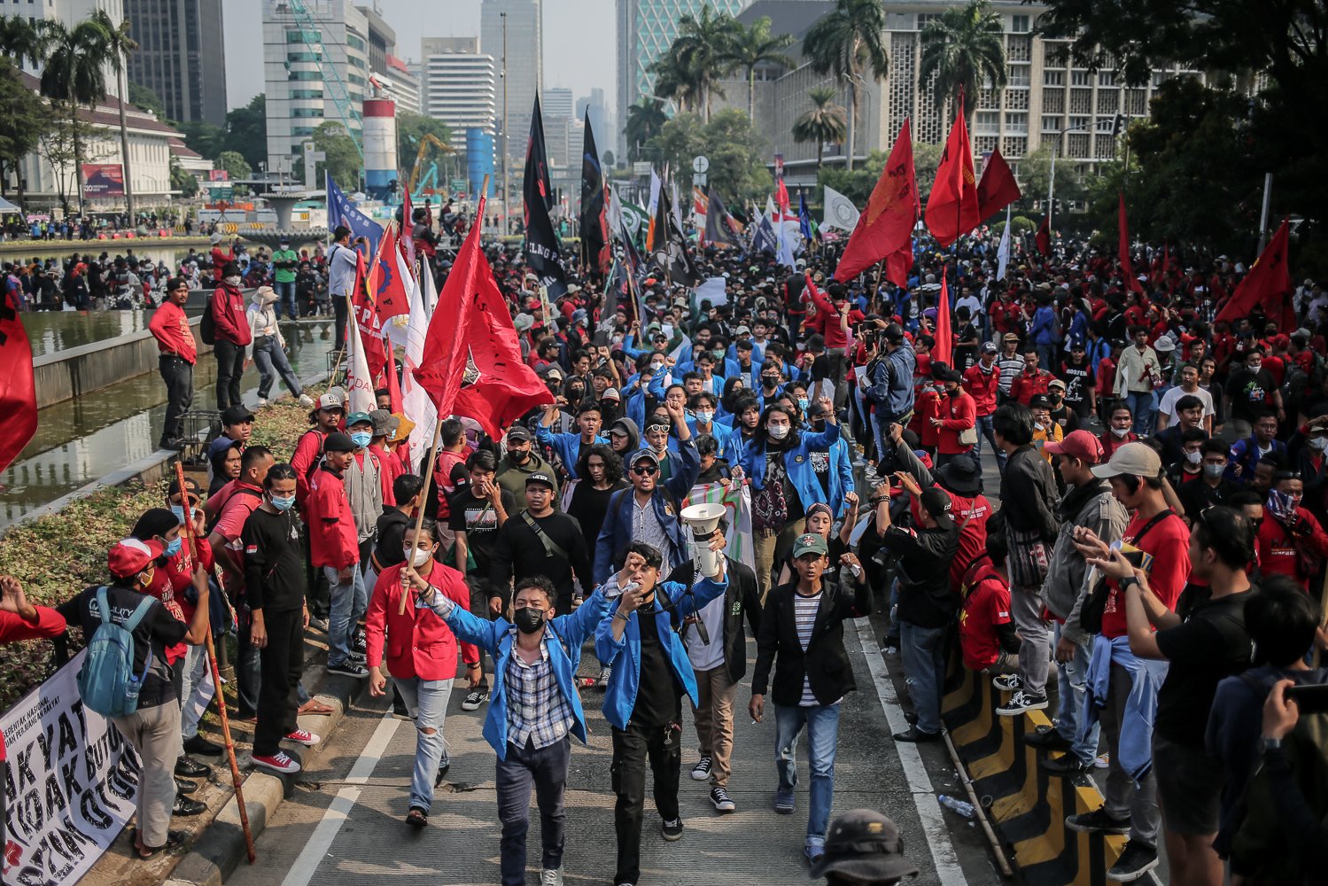 Sejumlah pengunjuk rasa melakukan long march saat aksi di kawasan Jalan Medan Merdeka Barat, Jakarta, Selasa (13/9). Pengunjuk rasa menolak kebijakan pemerintah yang menaikkan harga bahan bakar minyak (BBM) bersubsidi karena dinilai menyengsarakan rakyat.