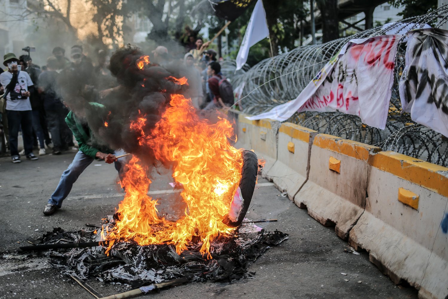 Pengunjuk rasa membakar ban saat aksi di kawasan Jalan Medan Merdeka Barat, Jakarta, Selasa (13/9). Pengunjuk rasa menolak kebijakan pemerintah yang menaikkan harga bahan bakar minyak (BBM) bersubsidi karena dinilai menyengsarakan rakyat.