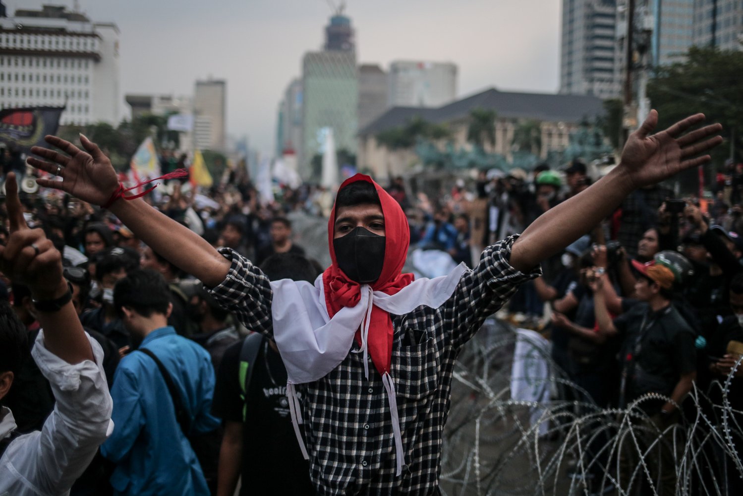 Sejumlah pengunjuk rasa menyampaikan pendapat saat aksi di kawasan Jalan Medan Merdeka Barat, Jakarta, Selasa (13/9). Pengunjuk rasa menolak kebijakan pemerintah yang menaikkan harga bahan bakar minyak (BBM) bersubsidi karena dinilai menyengsarakan rakyat.