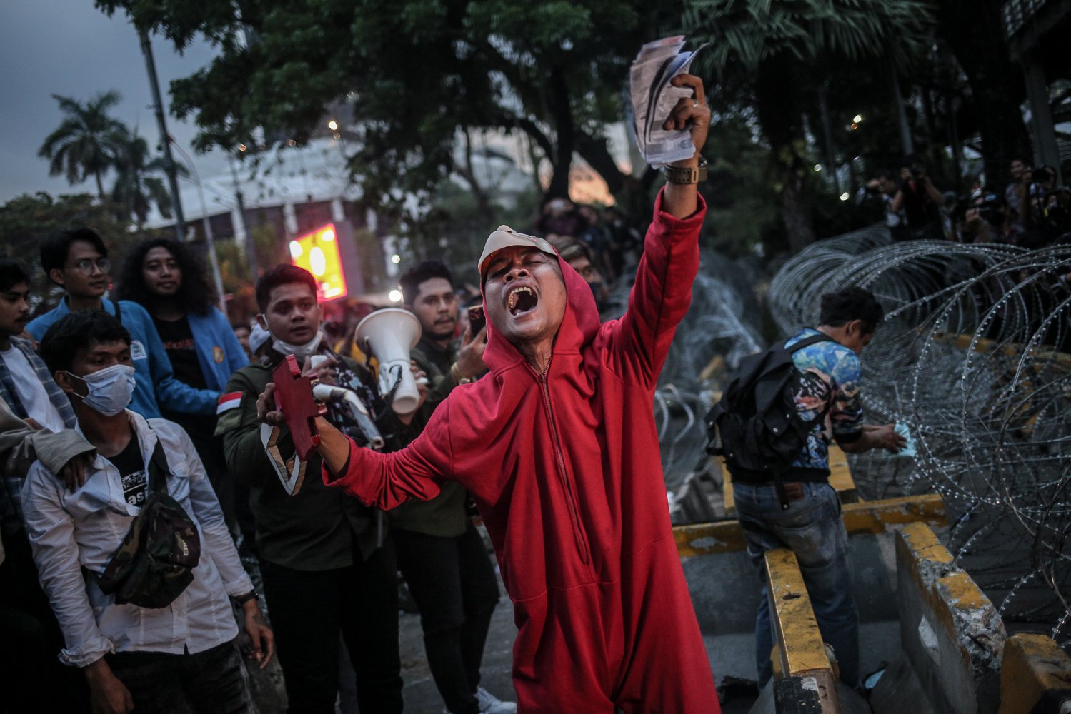 Pengunjuk rasa melakukan aksi teatrikal saat aksi di kawasan Jalan Medan Merdeka Barat, Jakarta, Selasa (13/9). Pengunjuk rasa menolak kebijakan pemerintah yang menaikkan harga bahan bakar minyak (BBM) bersubsidi karena dinilai menyengsarakan rakyat.