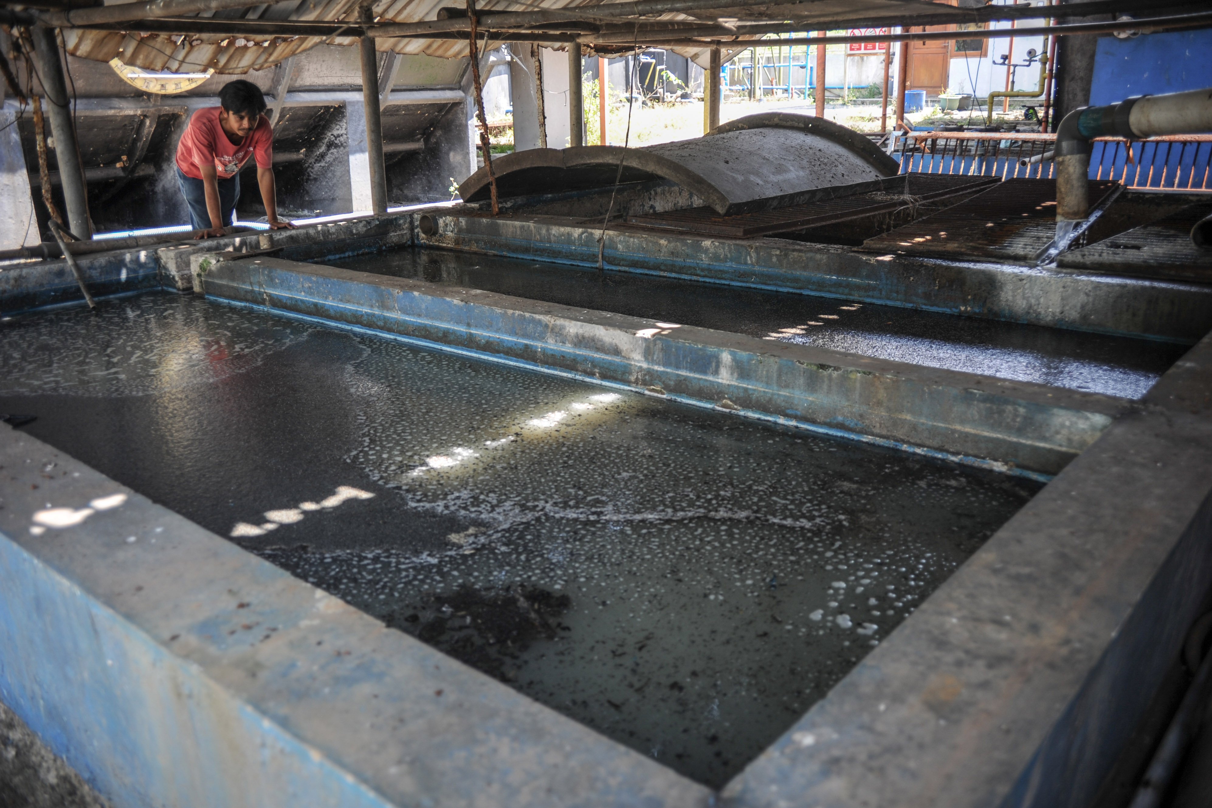 Petugas memeriksa kolam penampungan limbah tahu di instalasi biogas. Di dusun Giriharja, Sumedang Utara,Warga menyulap limbah tahu menjadi bahan bakar biogas yang bisa digunakan untuk memasak. Sebanyak 56 rumah di RT 005, RW 06 di dusun tersebut, telah menerima manfaat dari inovasi ini.