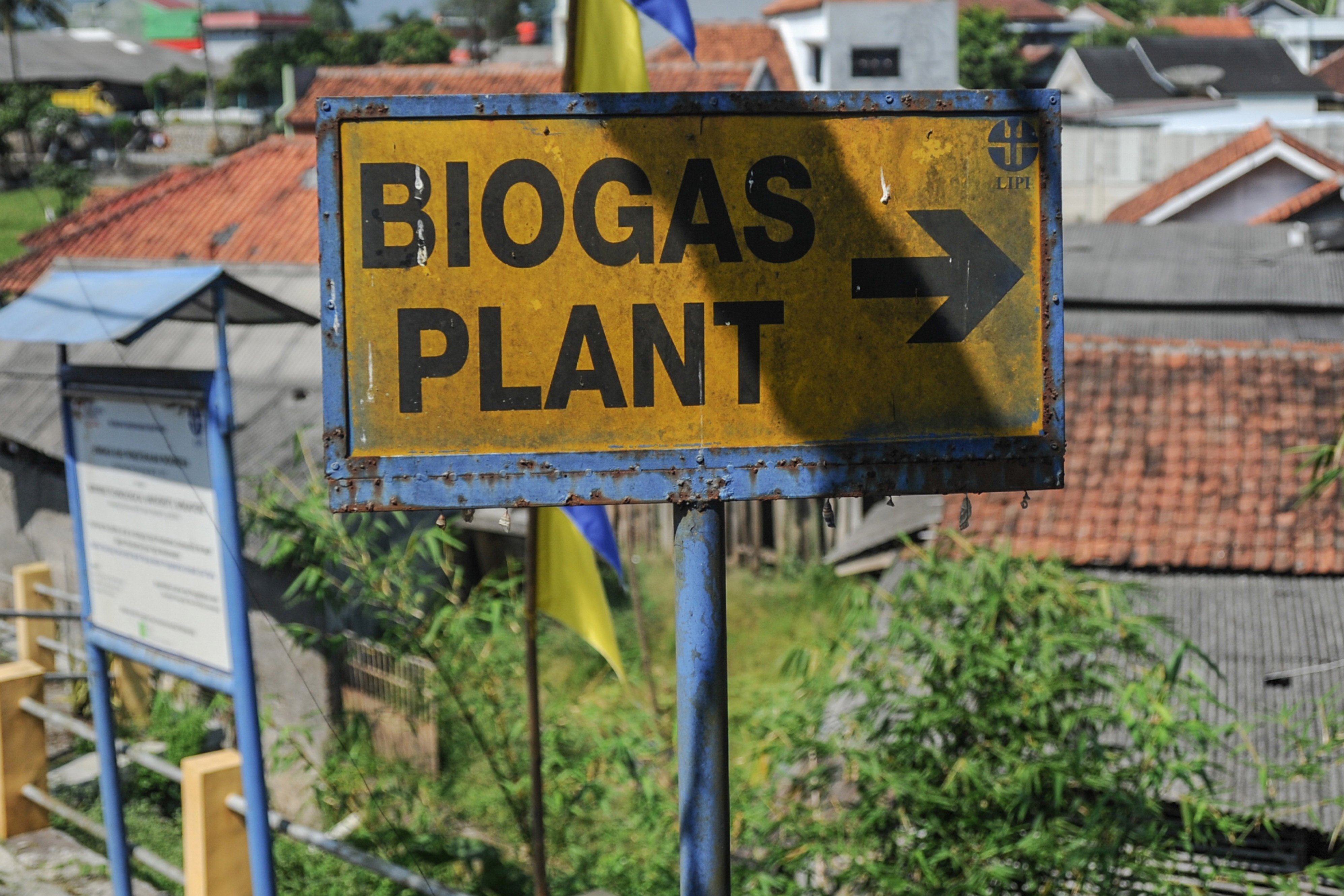 Sebuah papan petunjuk intalasi biogas terpasang di permukiman warga.