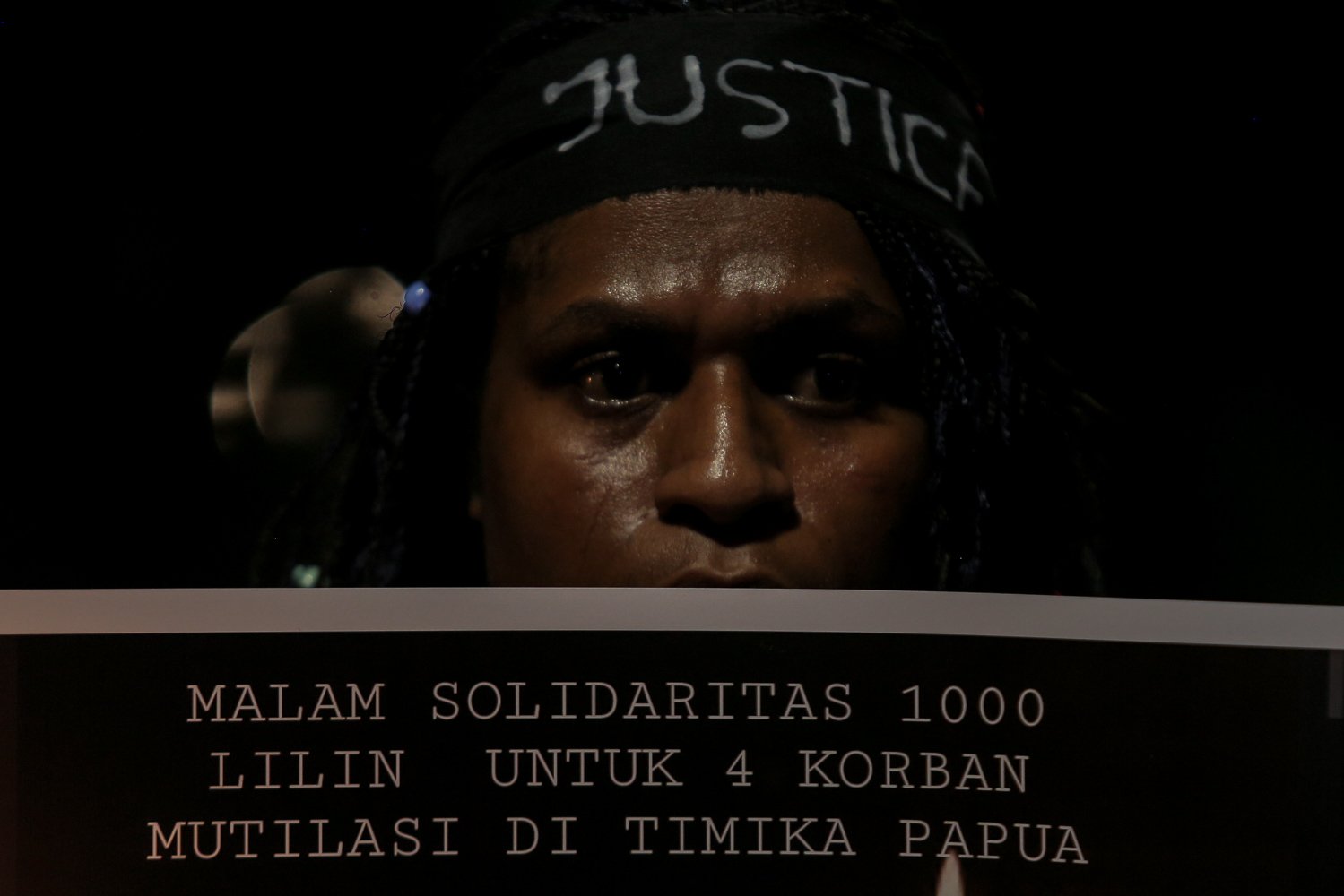 Front Mahasiswa Papua Peduli Korban Kekerasan memegang poster saat berunjuk rasa di wilayah Patung Kuda, Jakarta, Jumat (16/9). Aksi seribu lilin tersebut dilakukan untuk solidaritas terhadap 4 korban mutilasi di Timika, Papua.