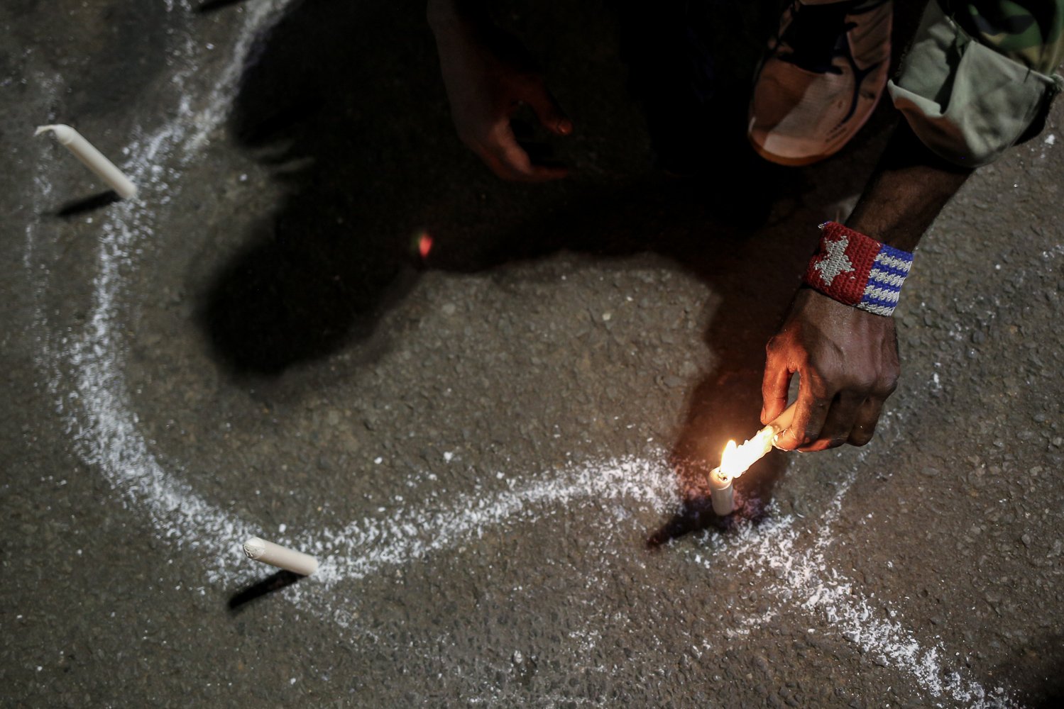 Massa yang tergabung dalam Front Mahasiswa Papua Peduli Korban Kekerasan menyalakan lilin saat berunjuk rasa di wilayah Patung Kuda, Jakarta, Jumat (16/9). Aksi seribu lilin tersebut dilakukan untuk solidaritas terhadap 4 korban mutilasi di Timika, Papua.