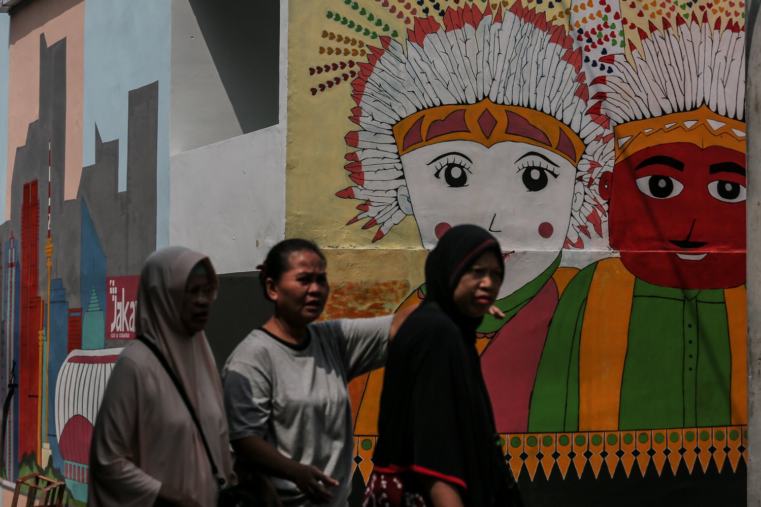 Sejumlah warga melintas di Kampung Gembira Gembrong, Jakarta Timur, Senin (19/9). Menurut data Pemprov DKI Jakarta pembangunan 138 unit rumah bagi korban kebakaran di permukiman Kampung Gembira Gembrong telah mencapai 90 persen dan siap dihuni kembali pada akhir September mendatang.