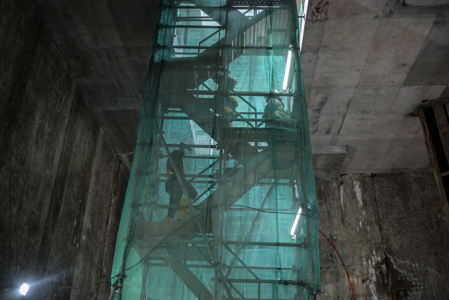 Pekerja menaiki tangga setinggi 15 meter saat mengawasi pengerjaan proyek MRT Jakarta Fase 2A di Kawasan Monas, Jakarta, Selasa, (20/9). Direktur Konstruksi PT MRT Jakarta (Perseroda) Silvia Halim menyatakan anggaran untuk proyek MRT Jakarta (MRTJ) Fase 2 alami peningkatan yang sebelumnya Rp 22,6 triliun menjadi Rp 25,3 triliun.