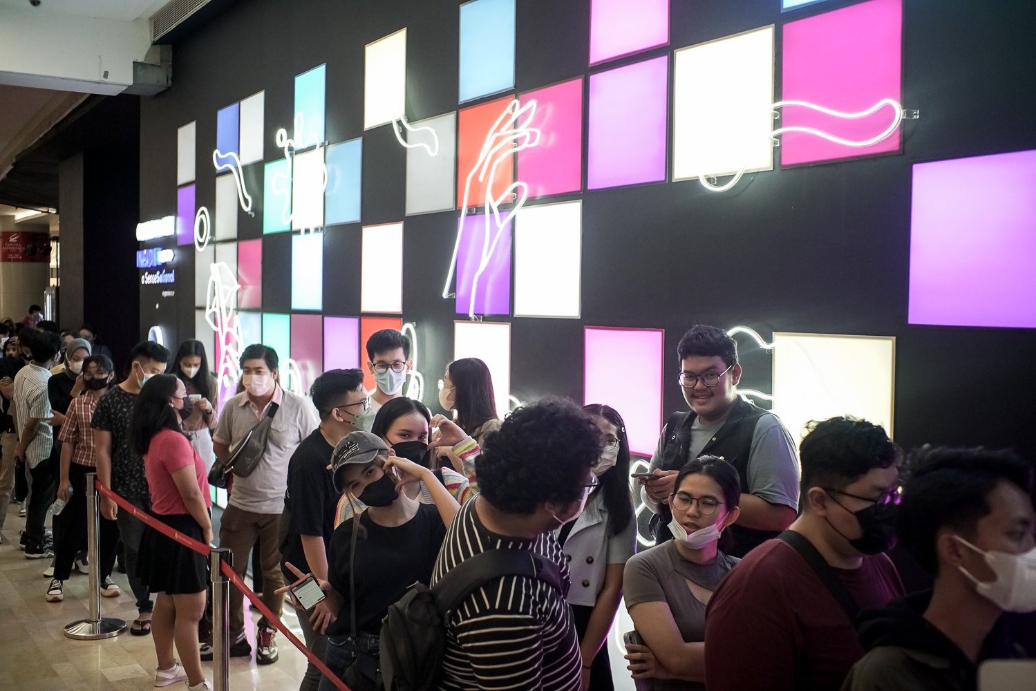 Pengunjung mengantre saat akan memasuki pameran seni bertajuk \
