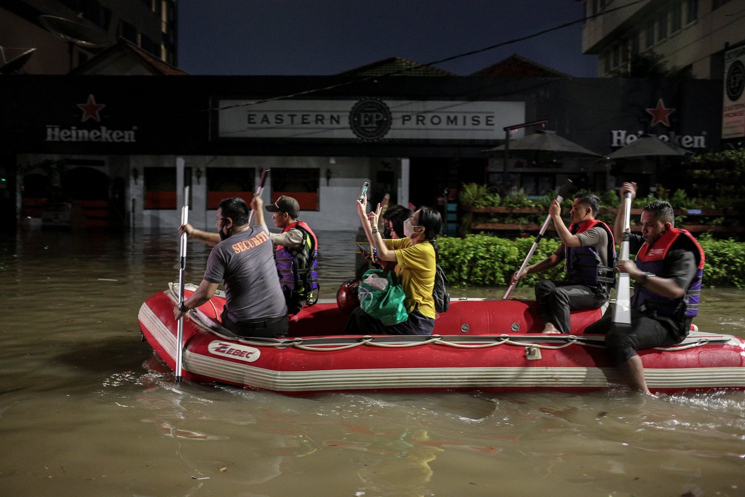 Petugas mengevakuasi warga menggunakan perahu karet saat banjir di Jalan Kemang Raya, Jakarta Selatan, Selasa (4/10). Hujan lebat yang mengguyur DKI Jakarta menyebabkan sejumlah wilayah di Ibu Kota terendam banjir.